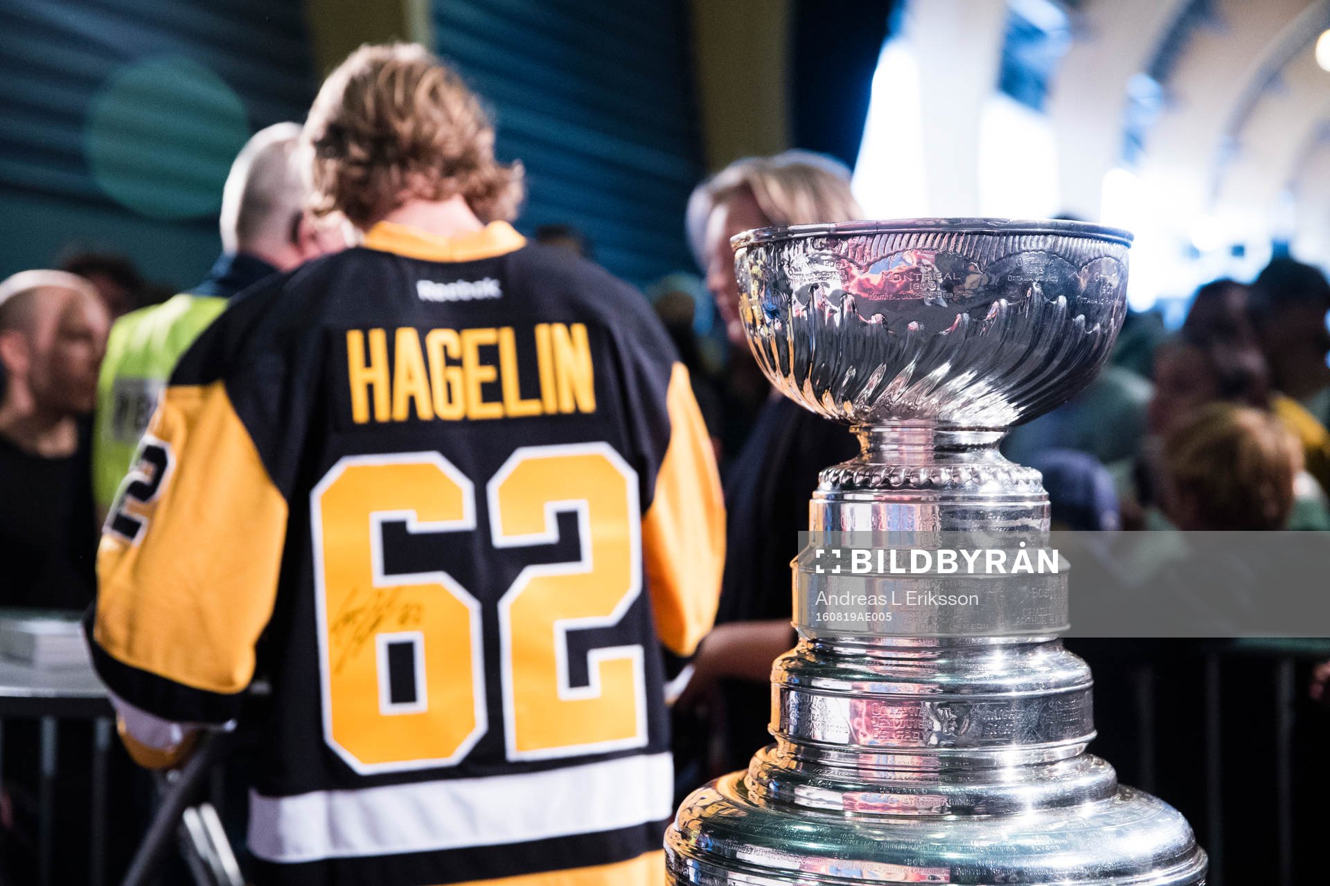 Carl Hagelin skriver autografer