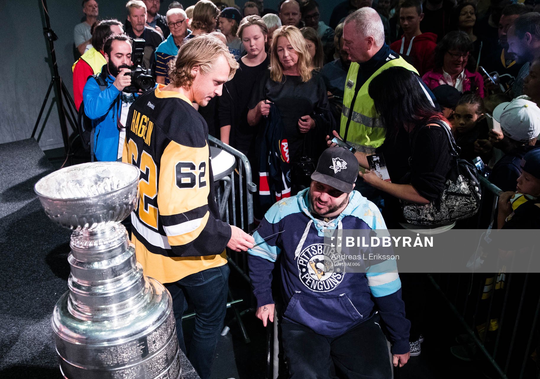 Carl Hagelin skriver autografer