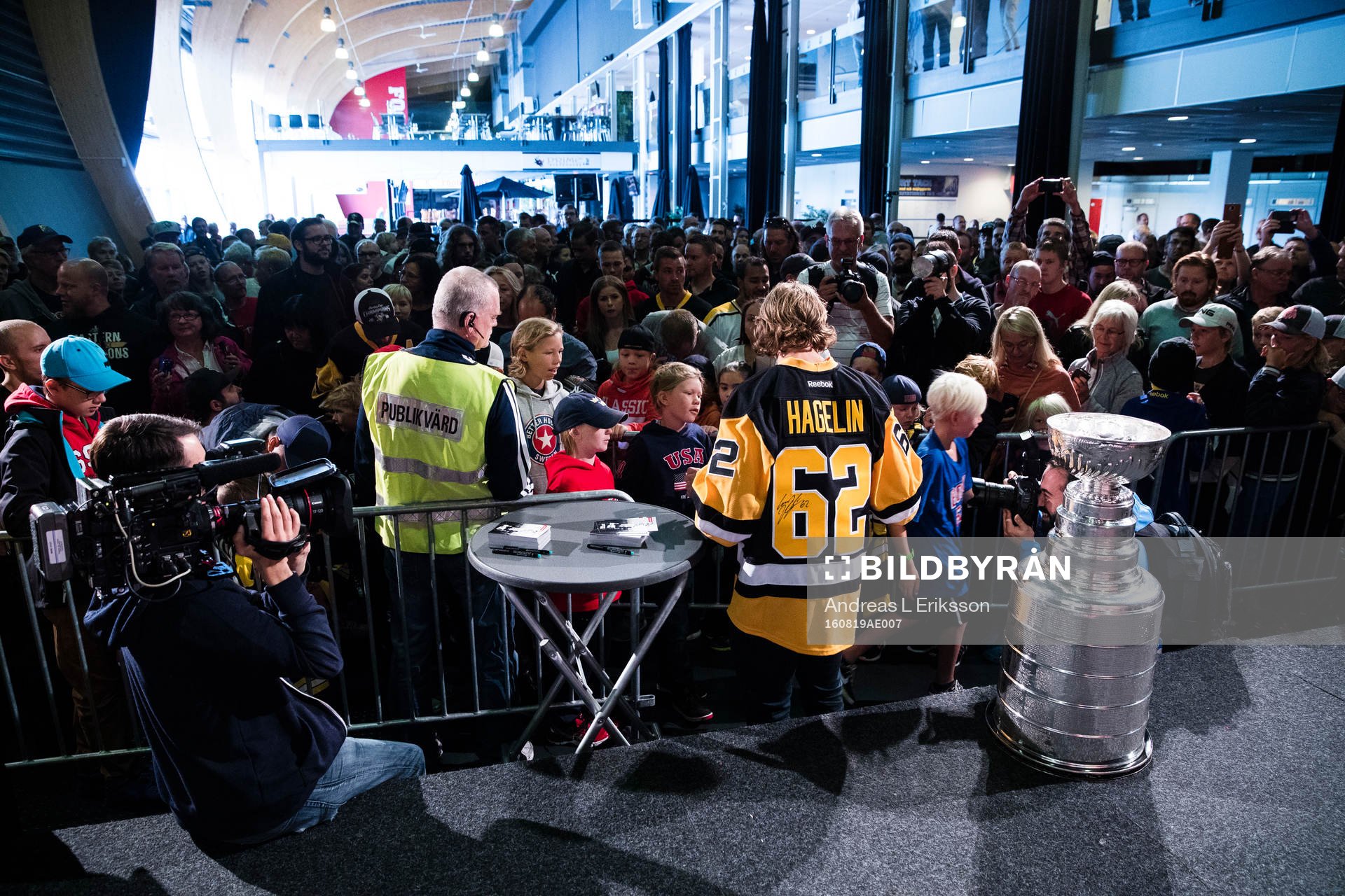 Carl Hagelin skriver autografer