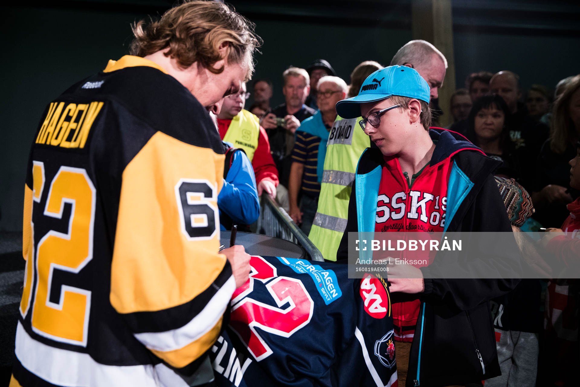 Carl Hagelin skriver autografer