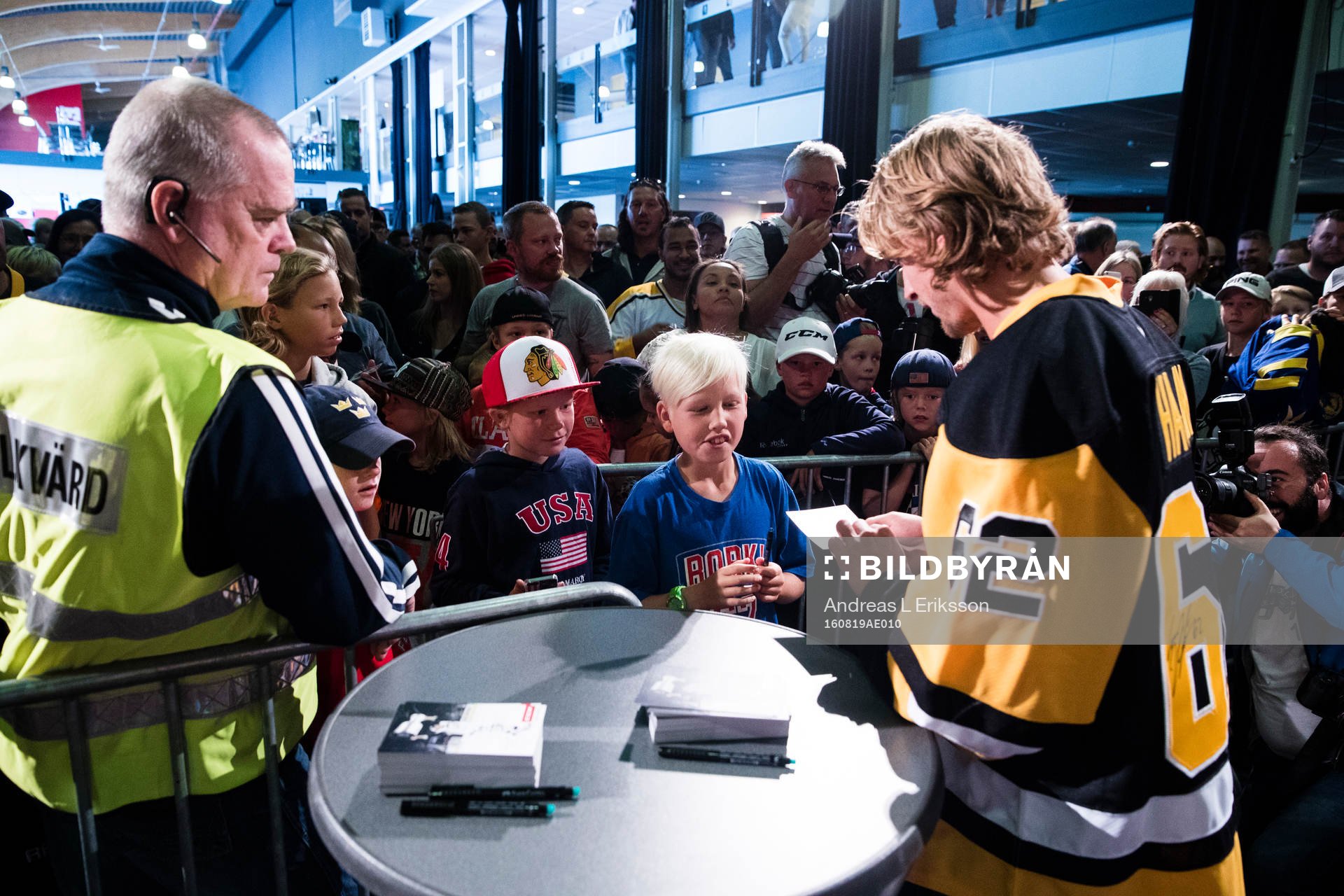 Carl Hagelin skriver autografer