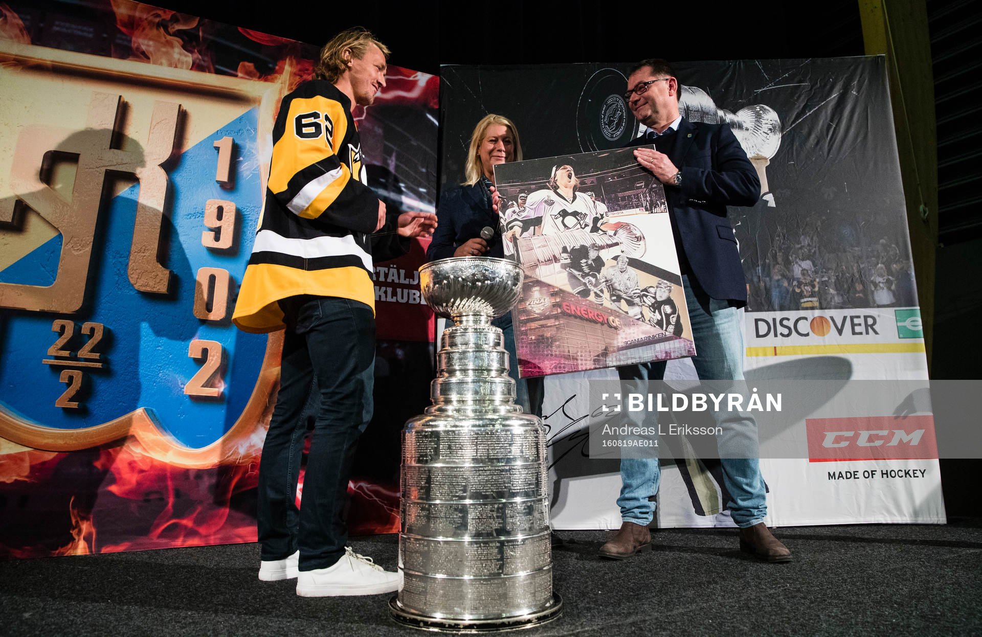 Carl Hagelin får en tavla av Södertälje SK, överlämnad