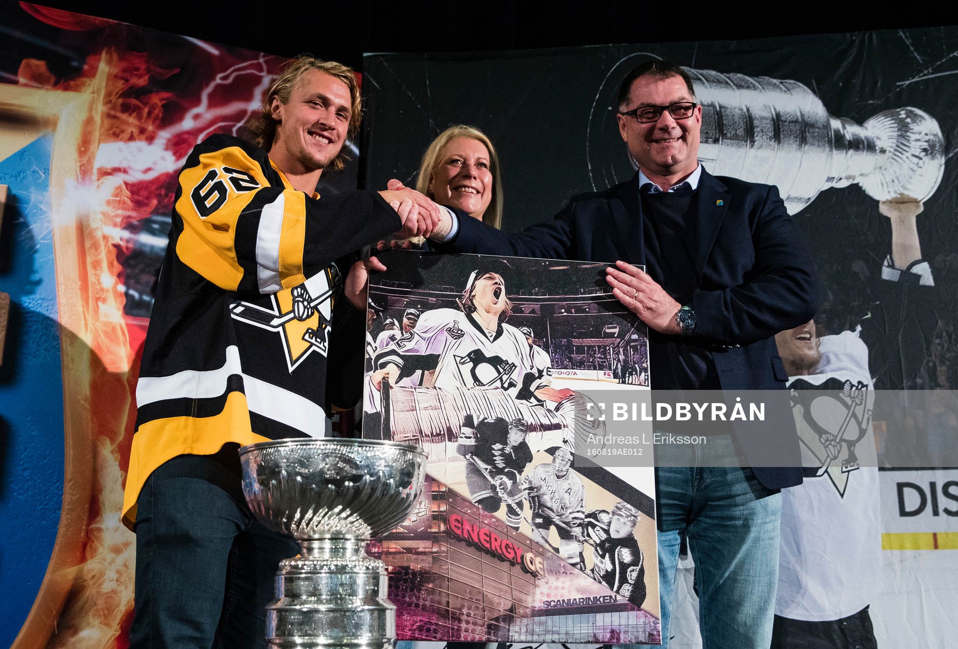 Carl Hagelin får en tavla av Södertälje SK, överlämnad