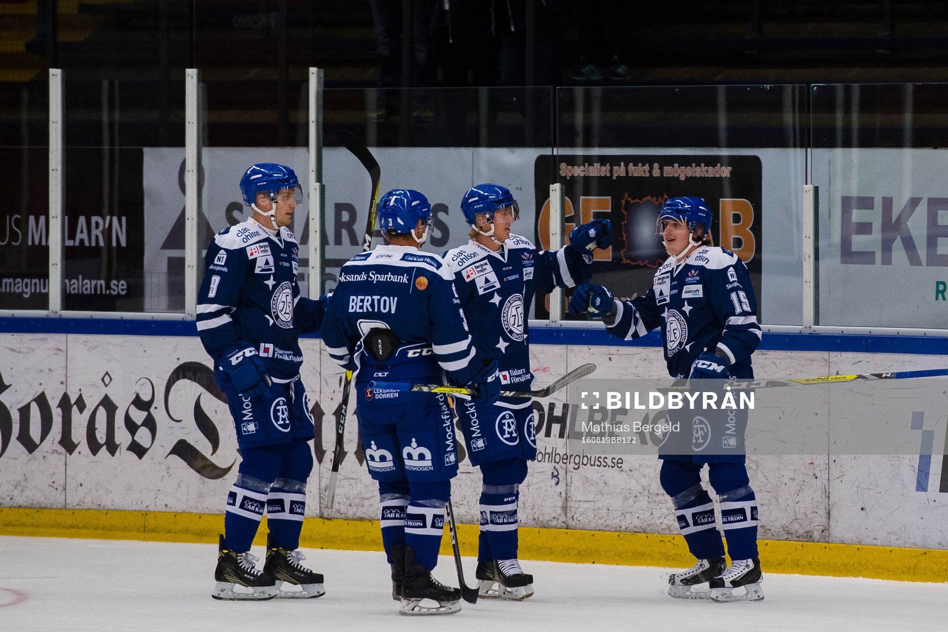 Leksands spelare jublar med målskytten till 1-0 Johan
