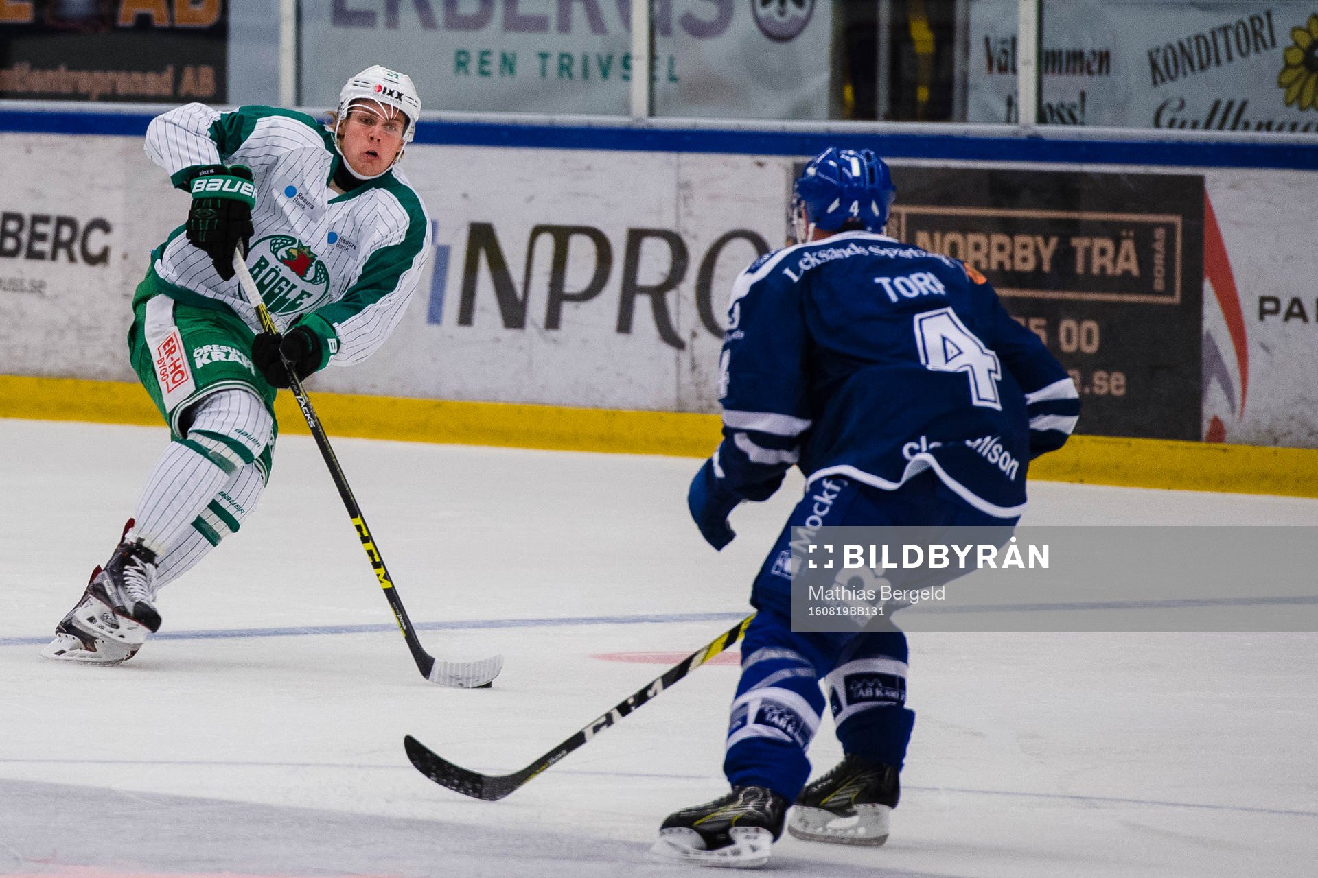 Rögles Nikolaj Krog Christensen driver pucken mot Leksands