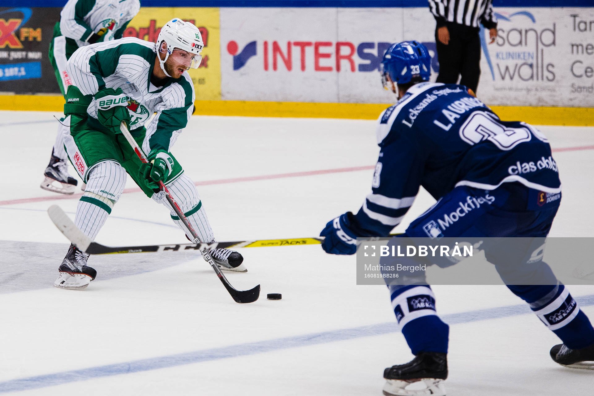 Rögles Christopher Liljewall driver pucken mot Leksands