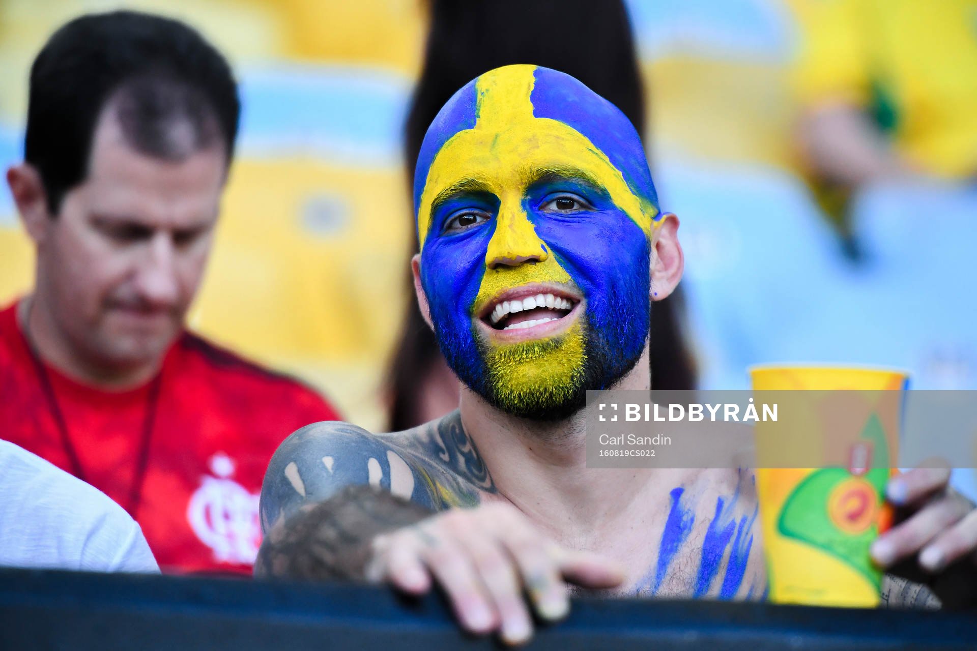 En svensk supporter på läktaren före fotbollsfinalen