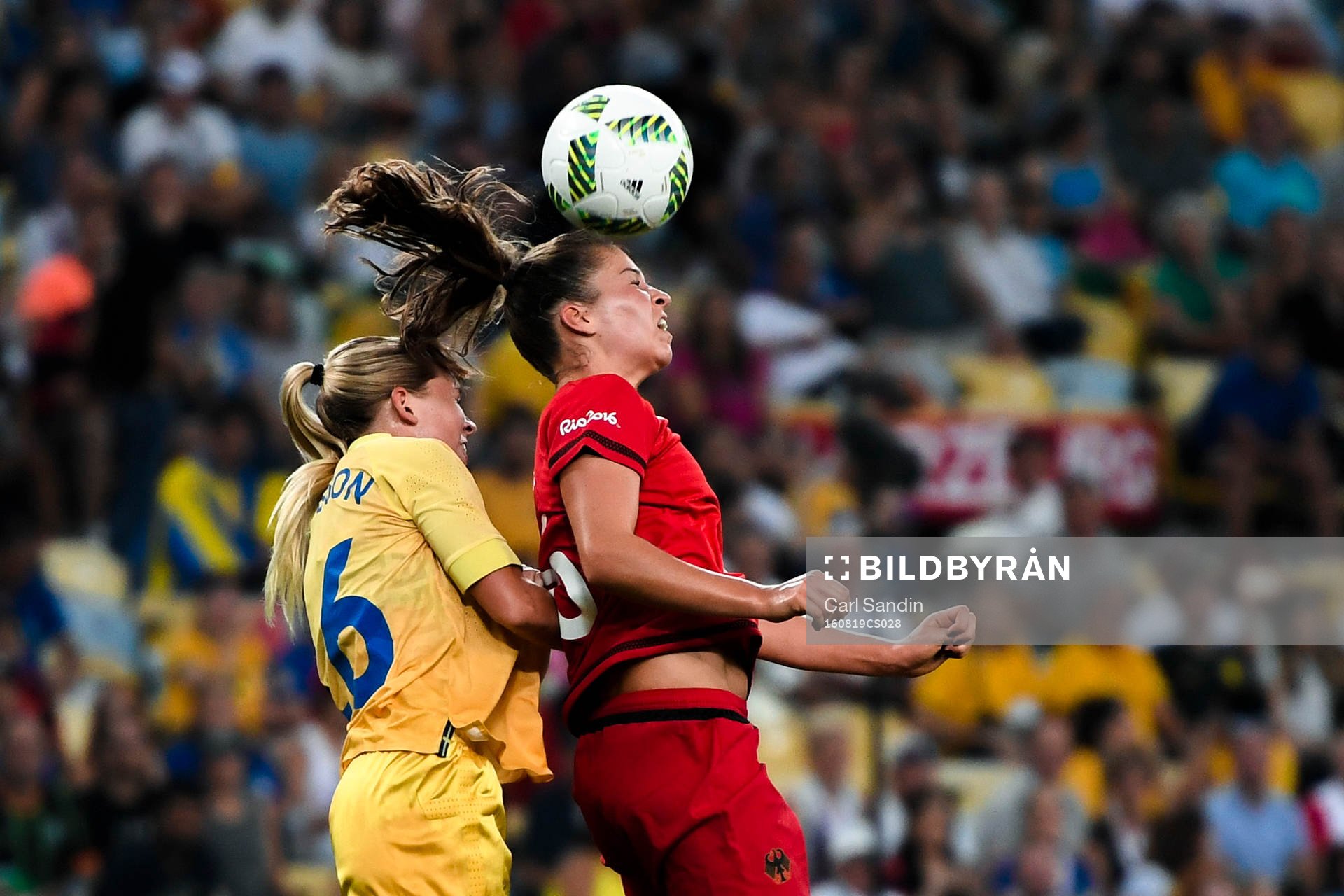 Sveriges Elin Rubensson och Tysklands Melanie Leupolz i fotbollsfinalen mellan Sverige och Tyskland den 19 augusti 2016 under OS i Rio de Janeiro.