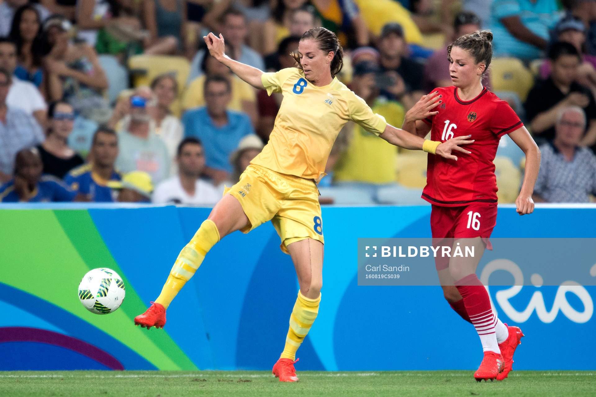 Sveriges Lotta Schelin och Tysklands Melanie Leupolz i