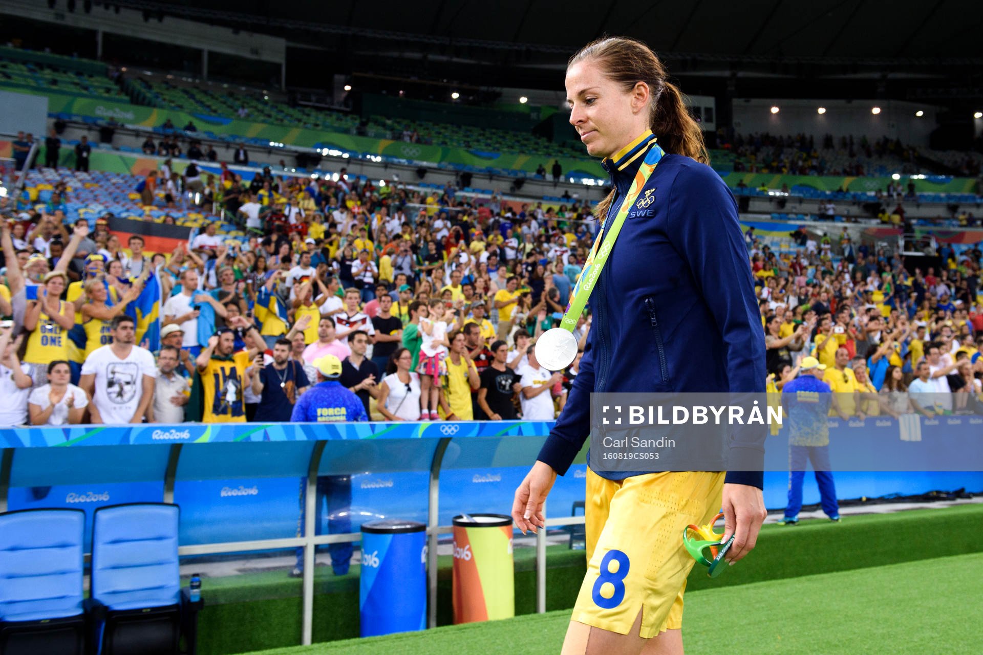 Sveriges Lotta Schelin med sin silvermedalj