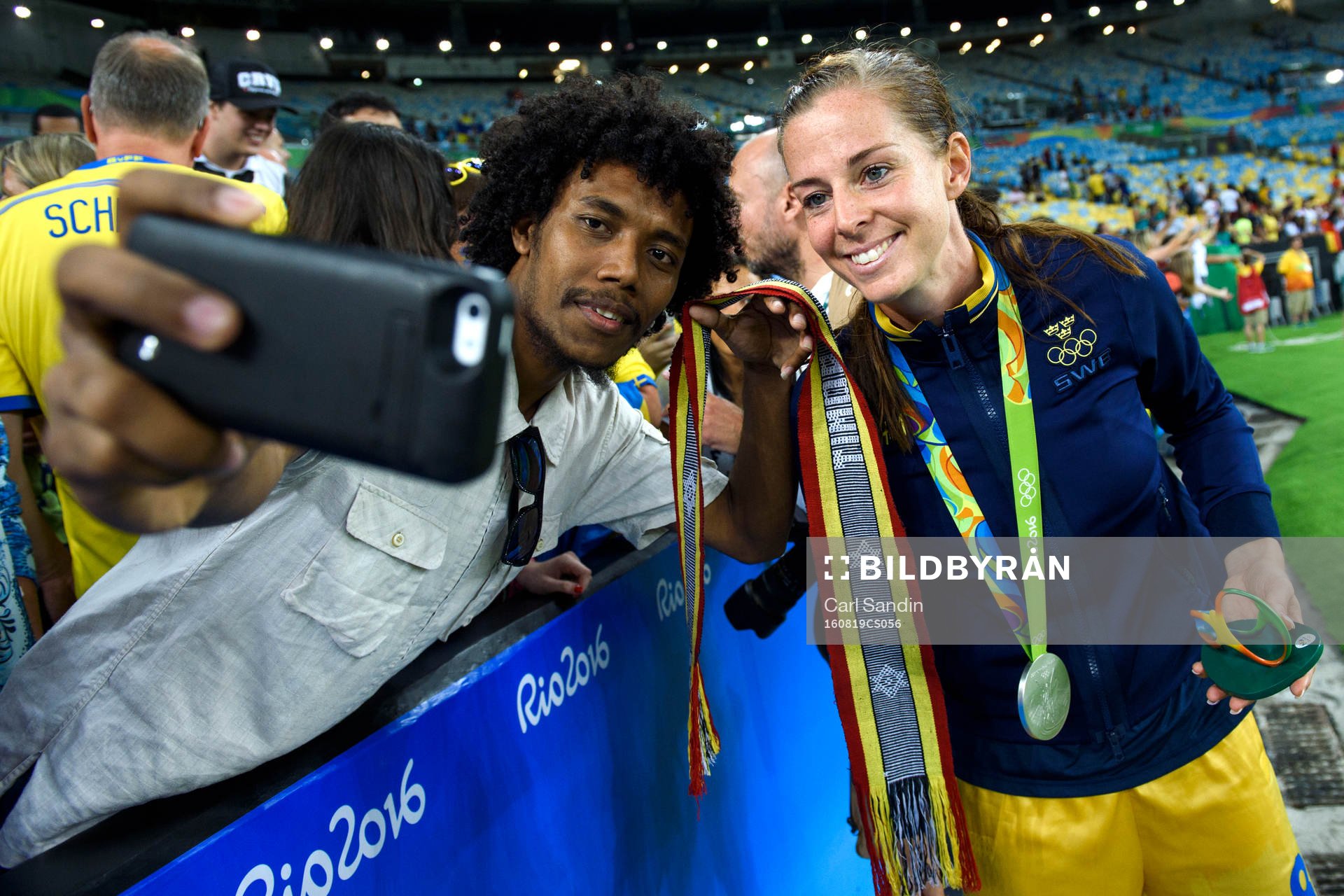 Sveriges Lotta Schelin tar en selfie med en supporter