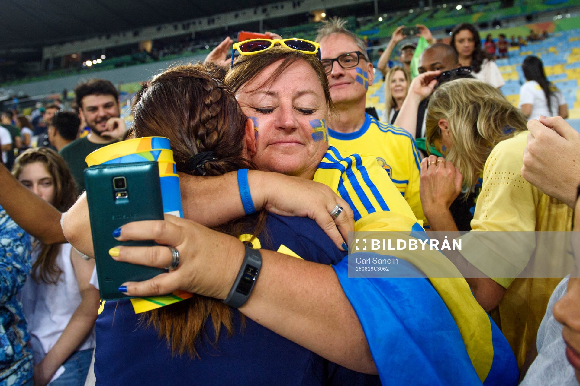 Sveriges Lotta Schelin kramas om av goda vänner i publiken