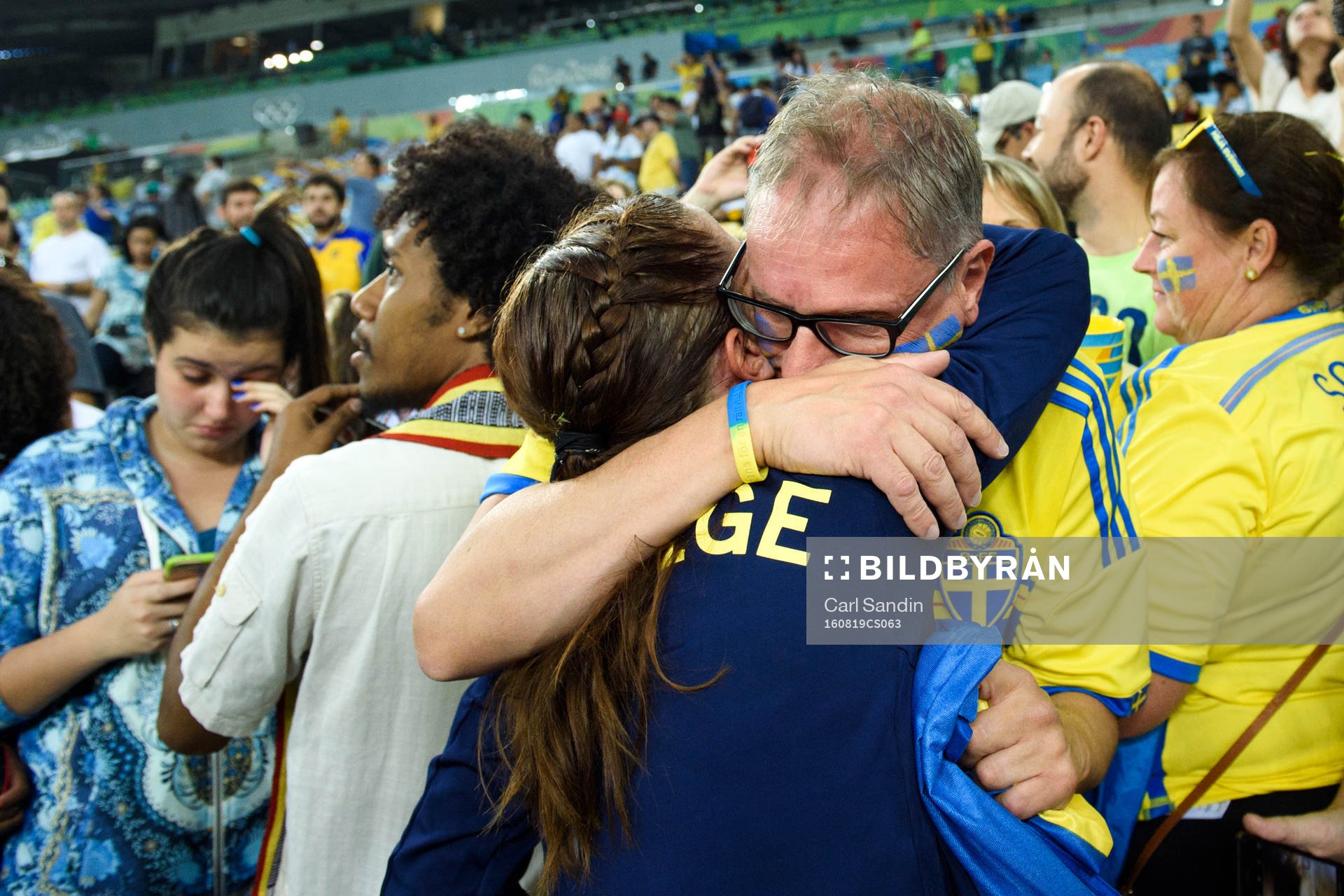 Sveriges Lotta Schelin kramas om av goda vänner i publiken