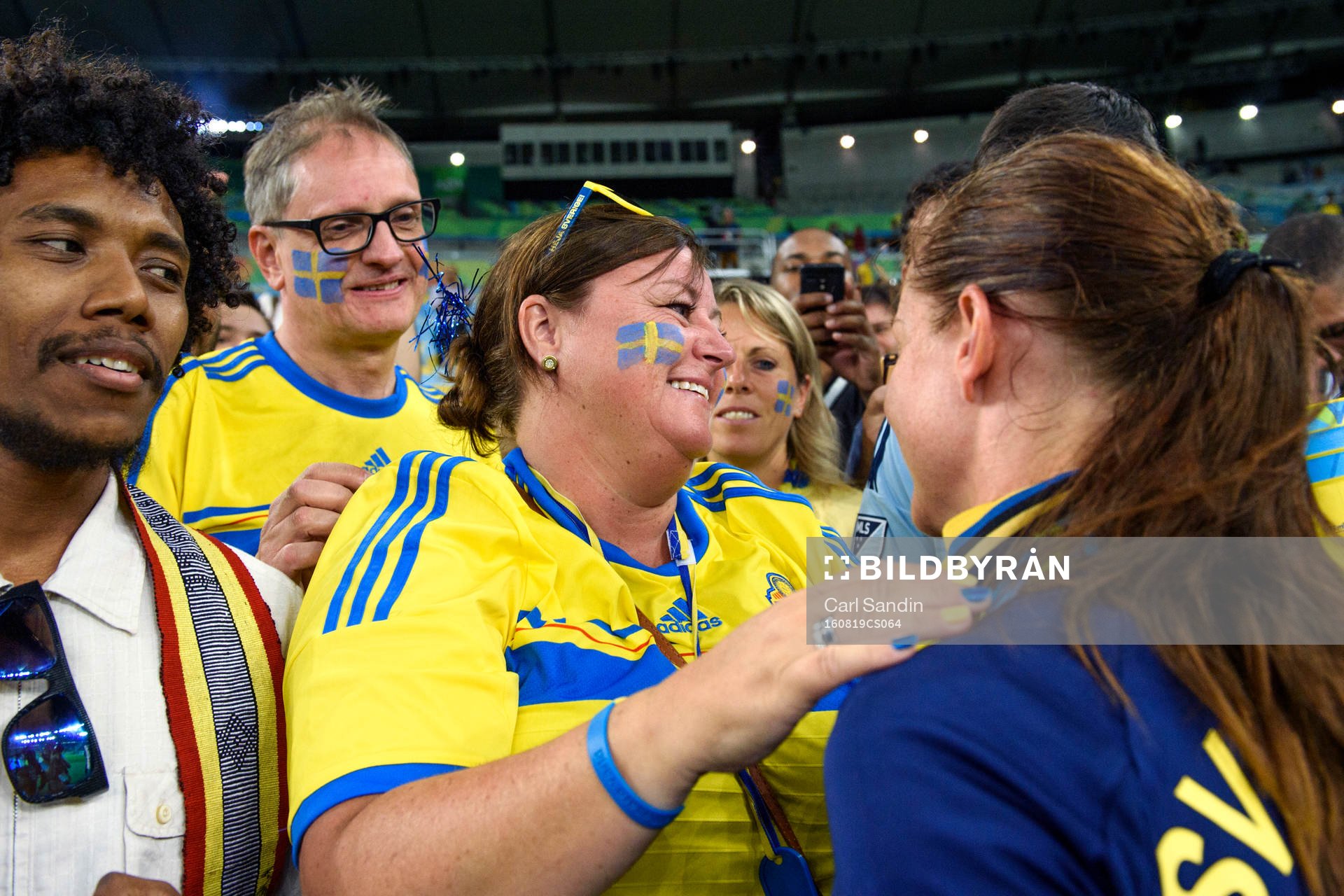Sveriges Lotta Schelin kramas om av goda vänner i publiken