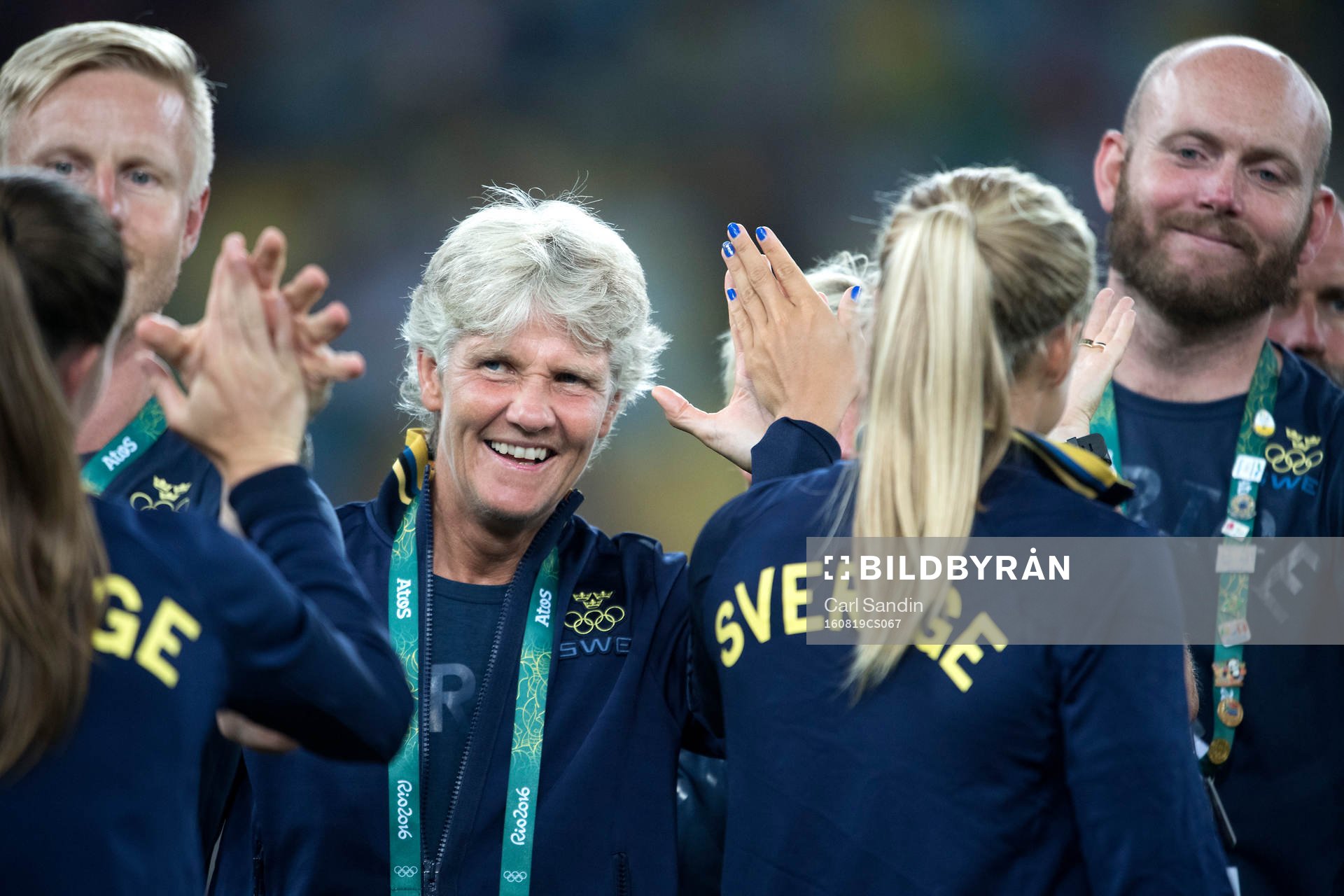 Sveriges förbundskapten Pia Sundhage gör high-five med
