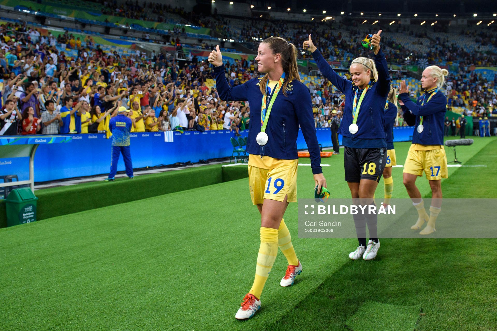 Sveriges Pauline Hammarlund, målvakt Hilda Carlen och Caroline Seger tackar publiken efter fotbollsfinalen mellan Sverige och Tyskland den 19 augusti 2016 under OS i Rio de Janeiro.