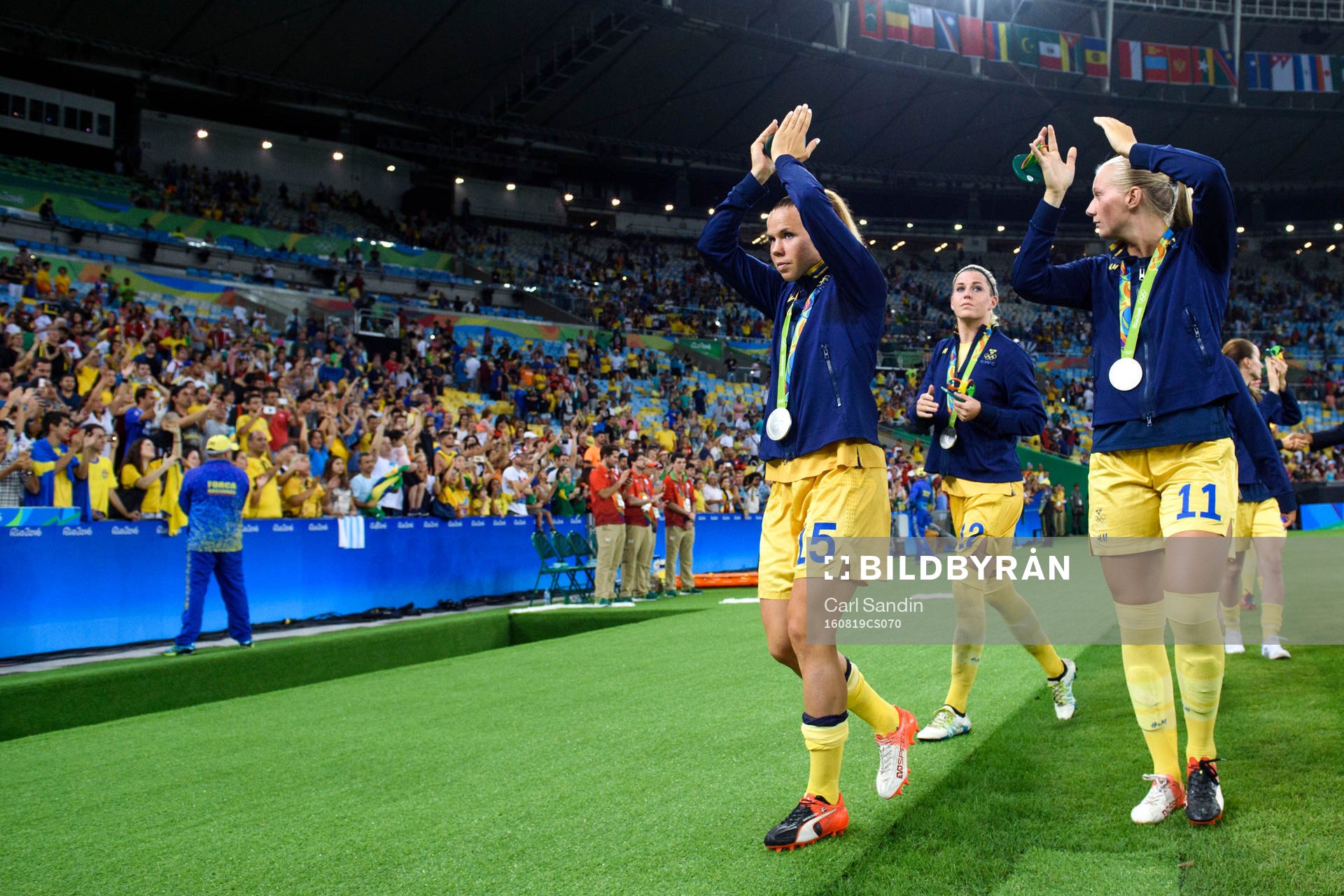 Sveriges Jessica Samuelsson, Olivia Schough och Stina Blackstenius tackar publiken efter fotbollsfinalen mellan Sverige och Tyskland den 19 augusti 2016 under OS i Rio de Janeiro.