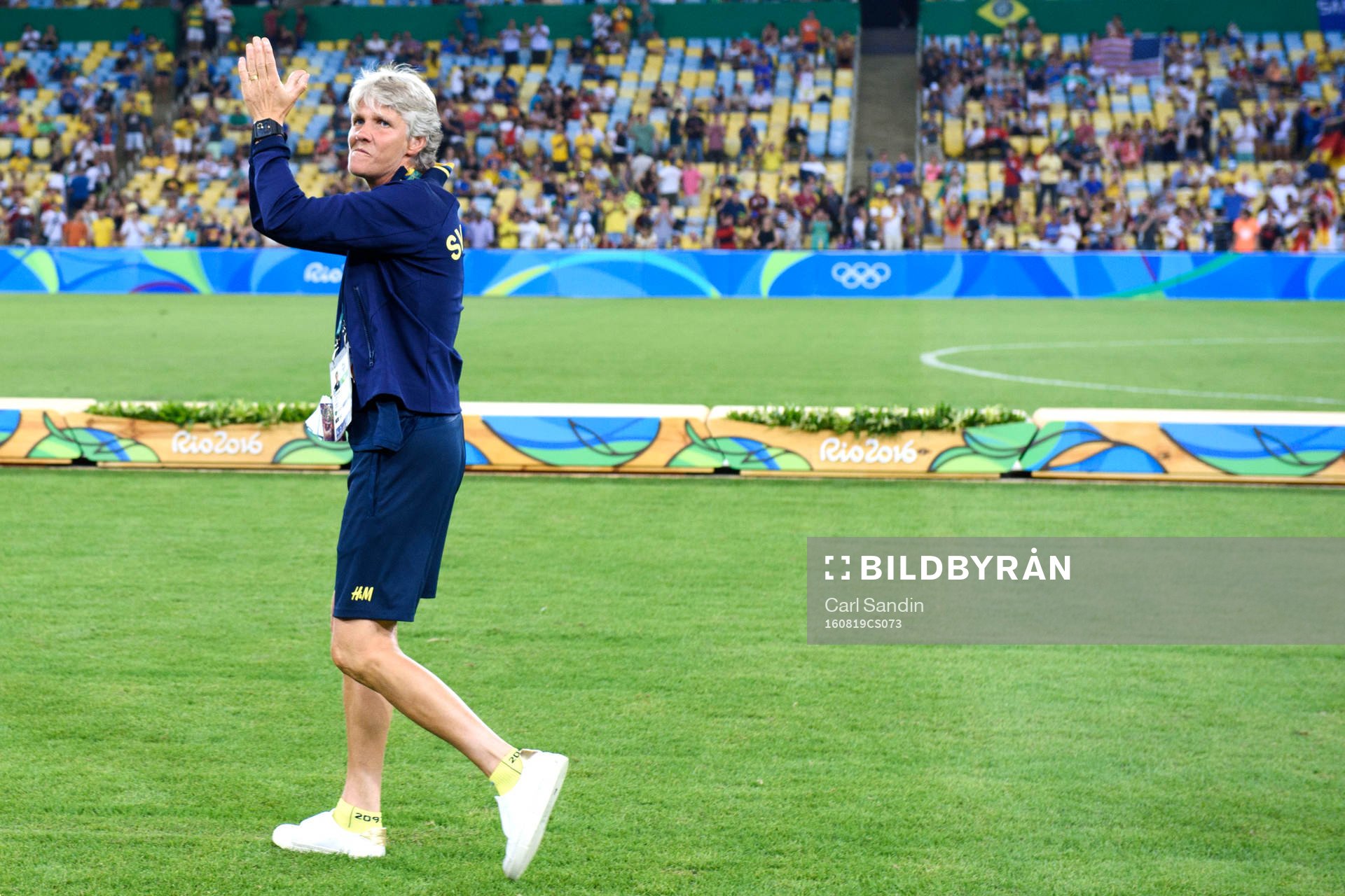 Sveriges förbundskapten Pia Sundhage tackar publiken