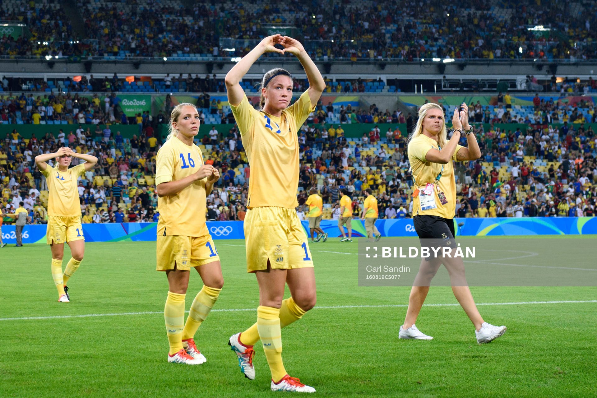 Sveriges Elin Rubensson, Pauline Hammarlund och målvakt Emelie Lundberg tackar publiken i fotbollsfinalen mellan Sverige och Tyskland den 19 augusti 2016 under OS i Rio de Janeiro.