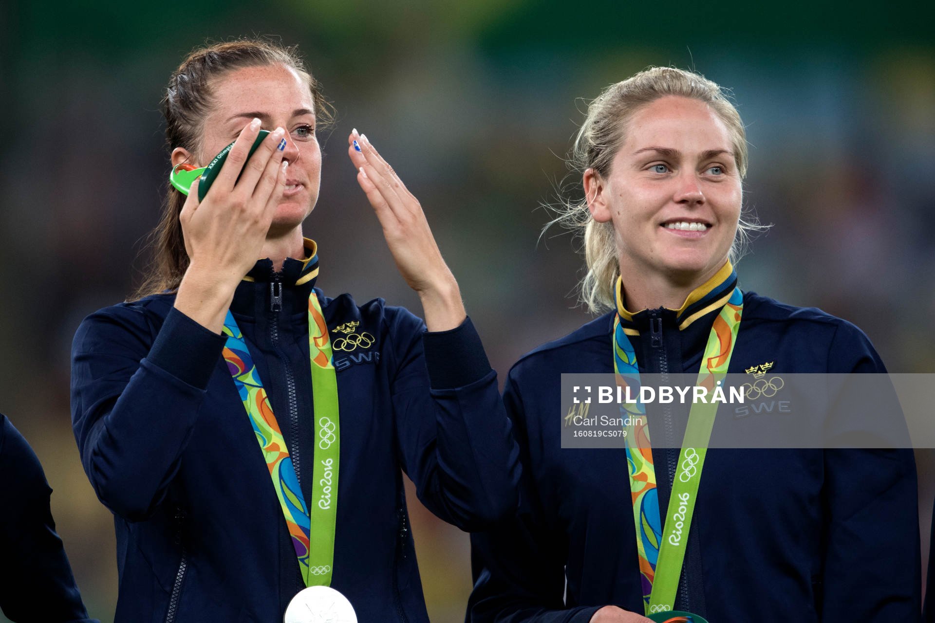 Sveriges Lotta Schelin och Lisa Dahlkvist efter fotbollsfinalen mellan Sverige och Tyskland den 19 augusti 2016 under OS i Rio de Janeiro.