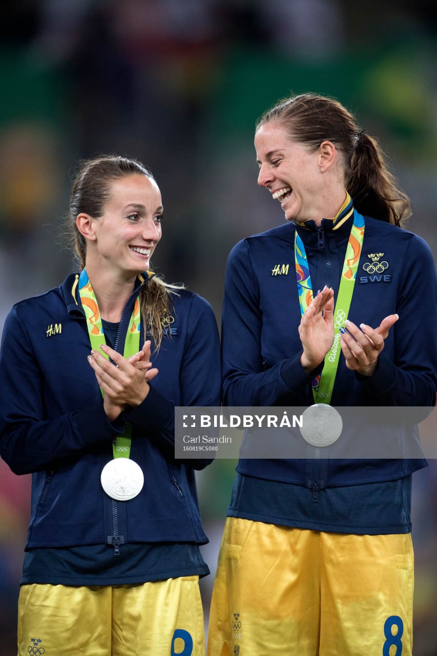 Sveriges Kosovare Asllani och Lotta Schelin med sina