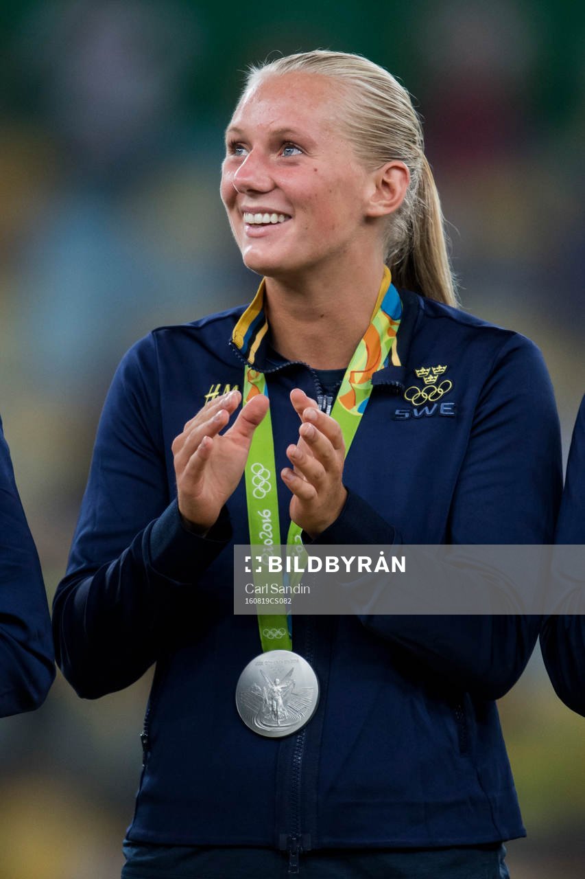 Sveriges Stina Blackstenius med sin silvermedalj