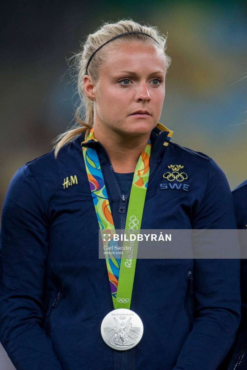 Sveriges målvakt Hilda Carlén med sin silvermedalj
