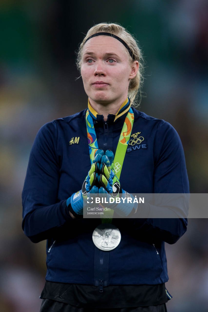Sveriges målvakt Hedvig Lindahl med sin silvermedalj