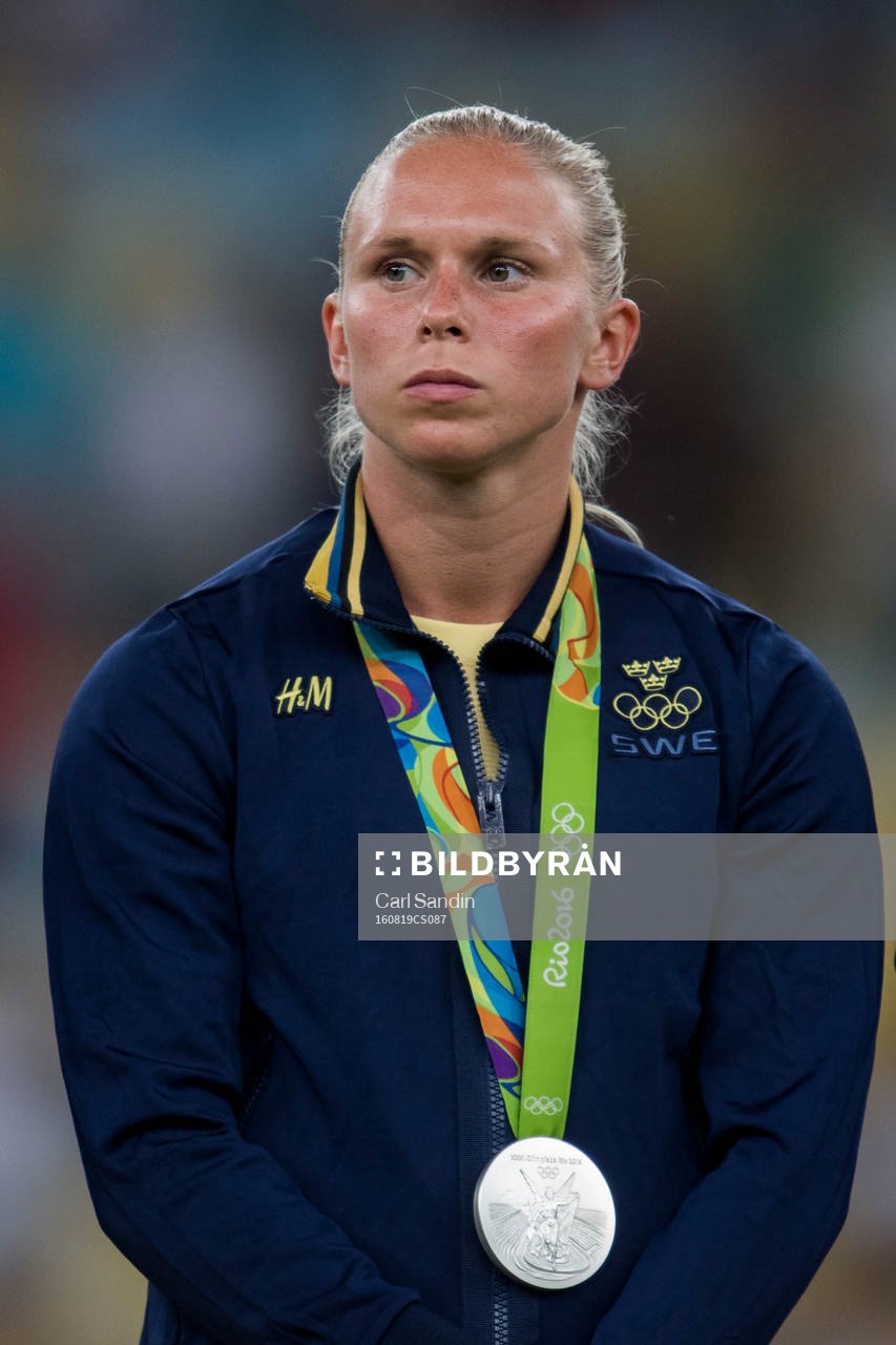 Sveriges Jonna Andersson med sin silvermedalj