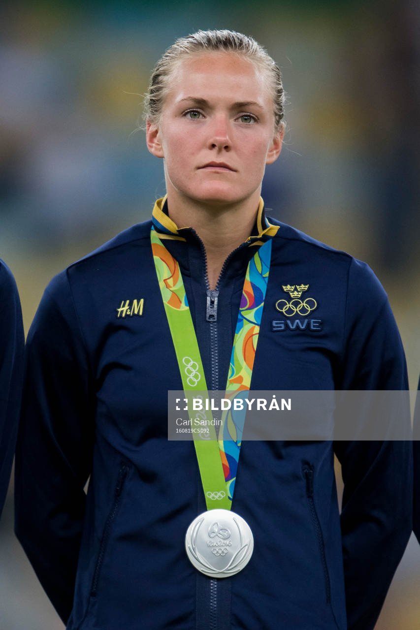Sveriges Magdalena Ericsson med sin silvermedalj