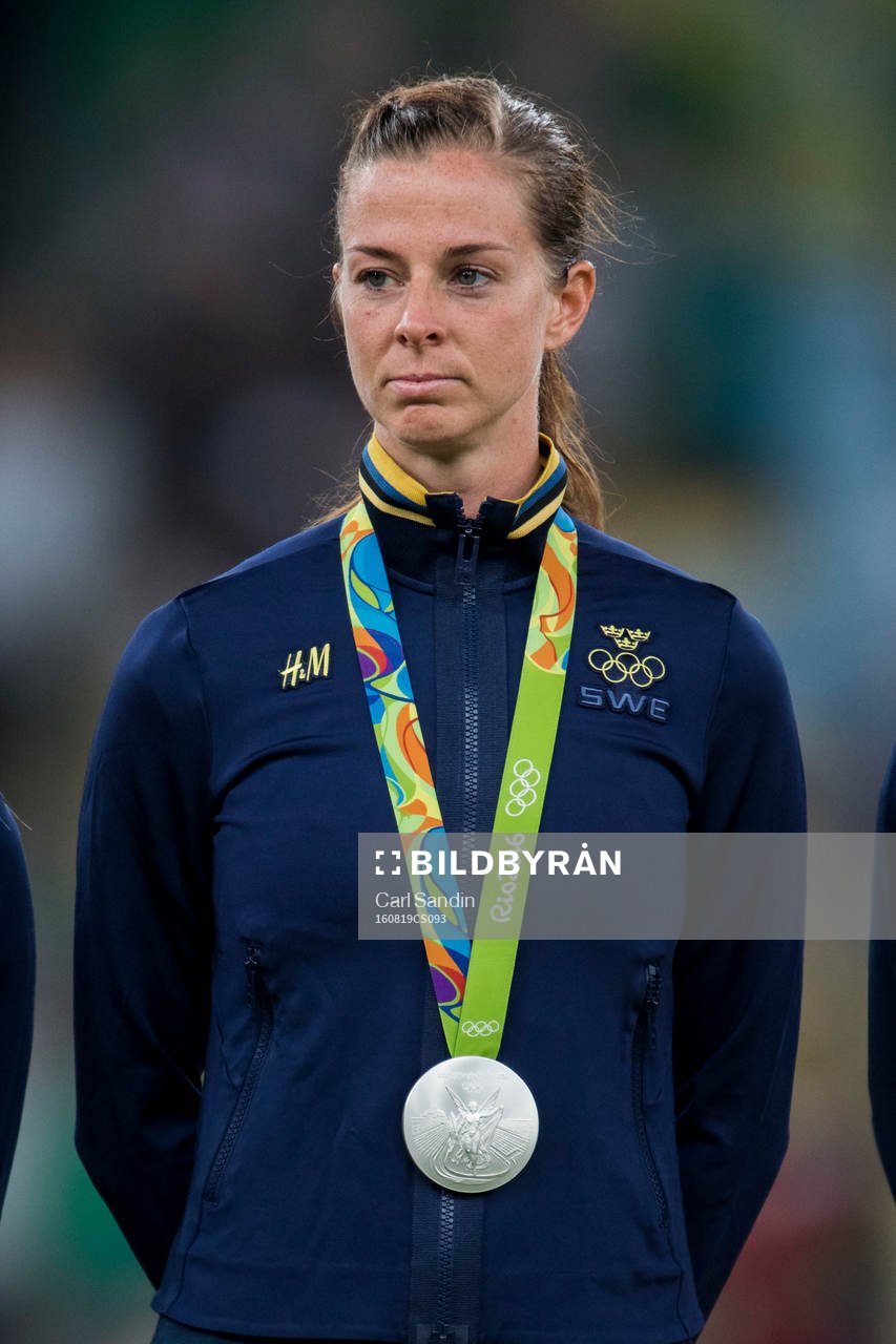 Sveriges Lotta Schelin med sin silvermedalj