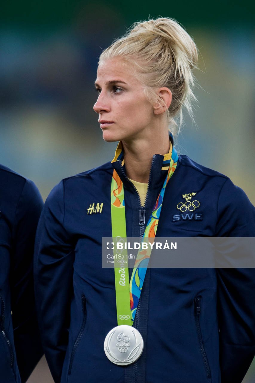 Sveriges Sofia Jakobsson med sin silvermedalj