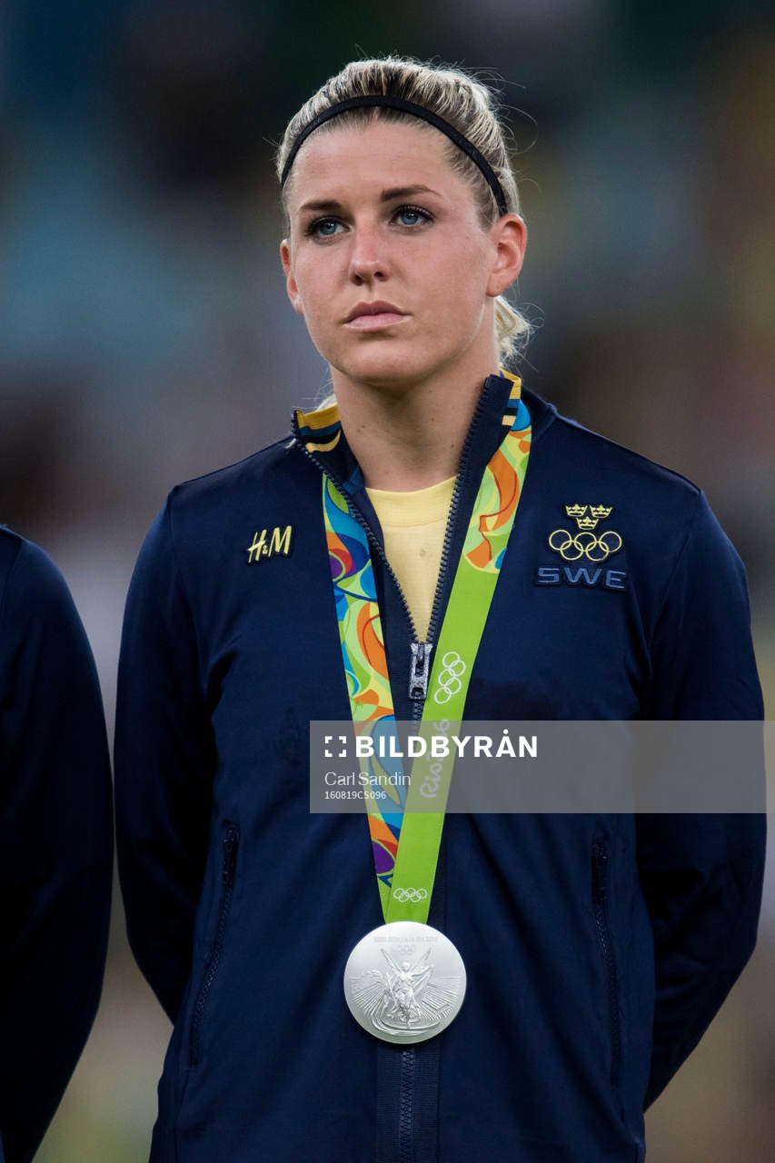 Sveriges Olivia Schough med sin silvermedalj