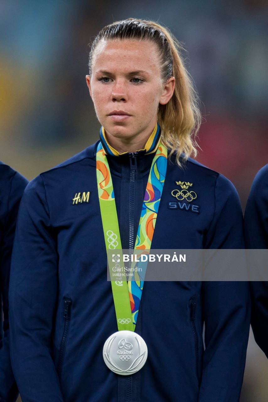 Sveriges Jessica Samuelsson med sin silvermedalj