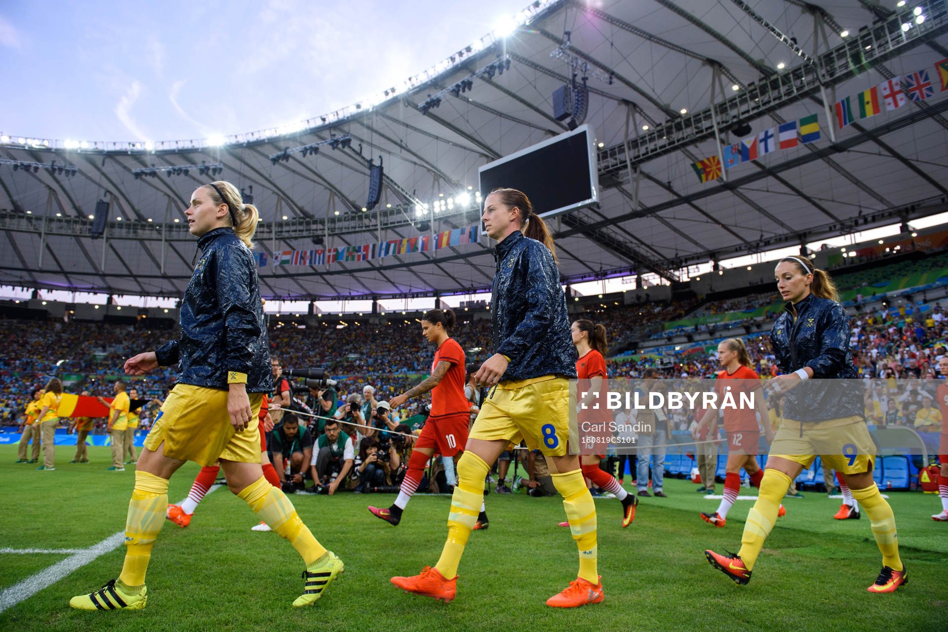 Sveriges Lisa Dahlkvist, Lotta Schelin och Kosovare Asllani går in på planen innan fotbollsfinalen mellan Sverige och Tyskland den 19 augusti 2016 under OS i Rio de Janeiro.