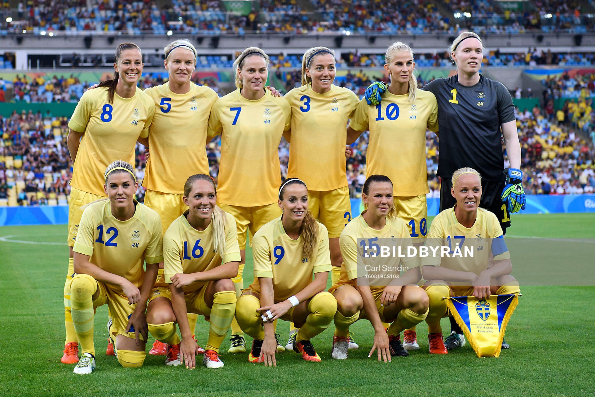 Sveriges startelva inför fotbollsfinalen mellan Sverige och Tyskland den 19 augusti 2016 under OS i Rio de Janeiro. Bakre raden fr.v. Lotta Schelin, Nilla Fischer, Lisa Dahlkvist, Linda Sembrant, Sofia Jakobsson och målvakt Hedvig Lindahl. Främre raden fr.v. Olivia Schough, Elin Rubensson, Kosovare Asllani, Jessica Samuelsson och Caroline Seger.