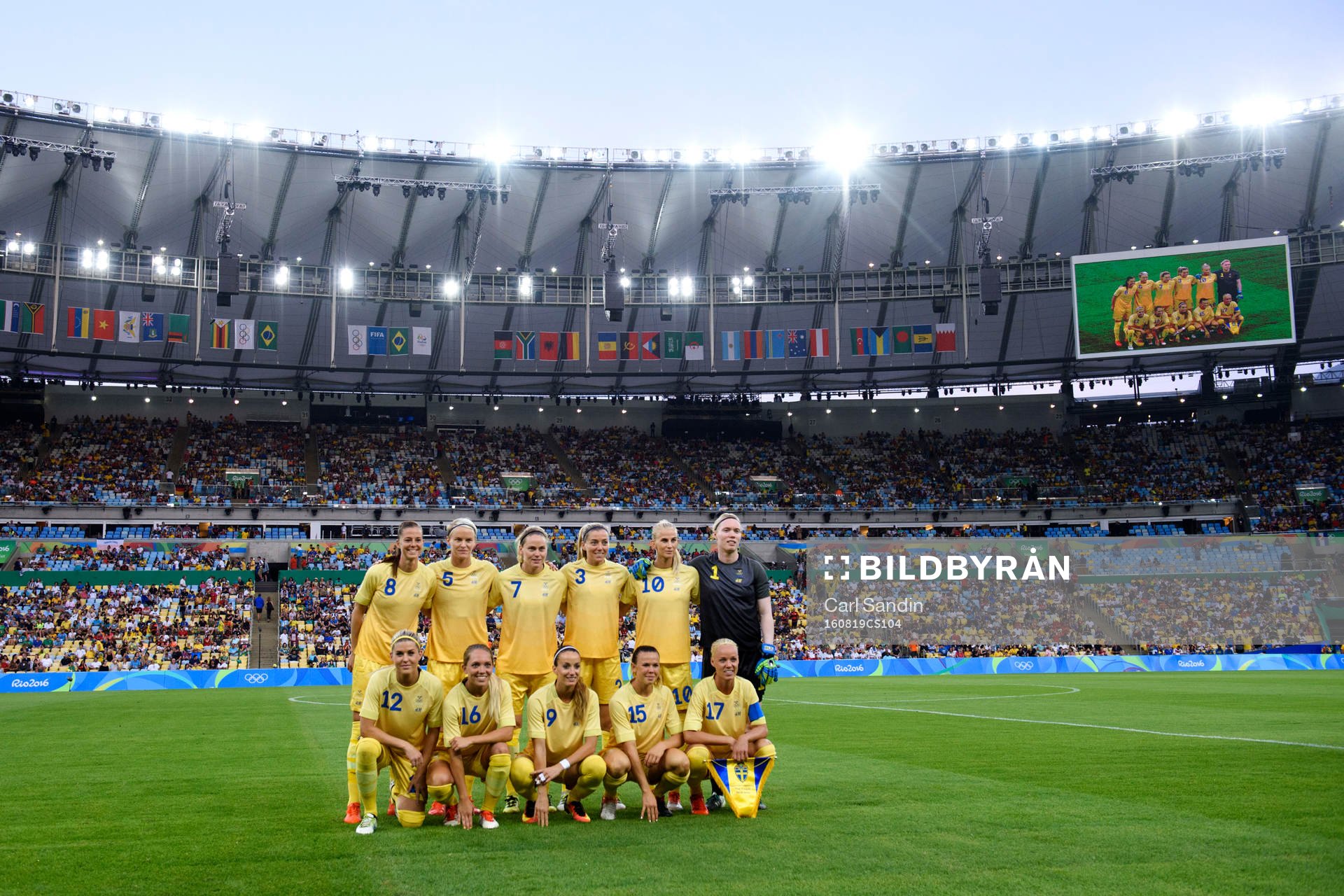 Sveriges startelva inför fotbollsfinalen mellan Sverige och Tyskland den 19 augusti 2016 under OS i Rio de Janeiro. Bakre raden fr.v. Lotta Schelin, Nilla Fischer, Lisa Dahlkvist, Linda Sembrant, Sofia Jakobsson och målvakt Hedvig Lindahl. Främre raden fr.v. Olivia Schough, Elin Rubensson, Kosovare Asllani, Jessica Samuelsson och Caroline Seger.