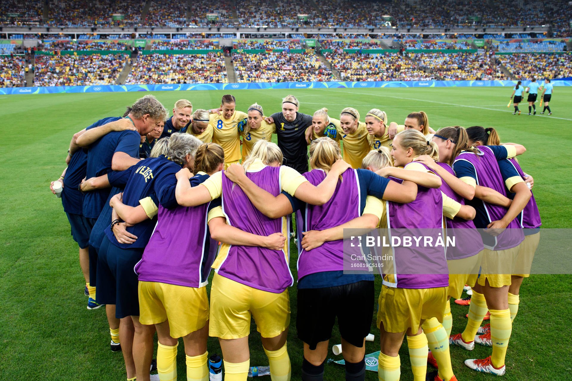 Sveriges spelare laddar inför fotbollsfinalen mellan Sverige och Tyskland den 19 augusti 2016 under OS i Rio de Janeiro.