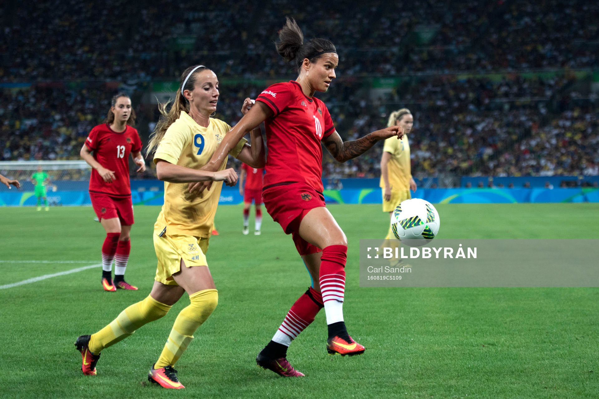 Sveriges Kosovare Asllani i närkamp med Tysklands Dzsenifer Marozsan i fotbollsfinalen mellan Sverige och Tyskland den 19 augusti 2016 under OS i Rio de Janeiro.