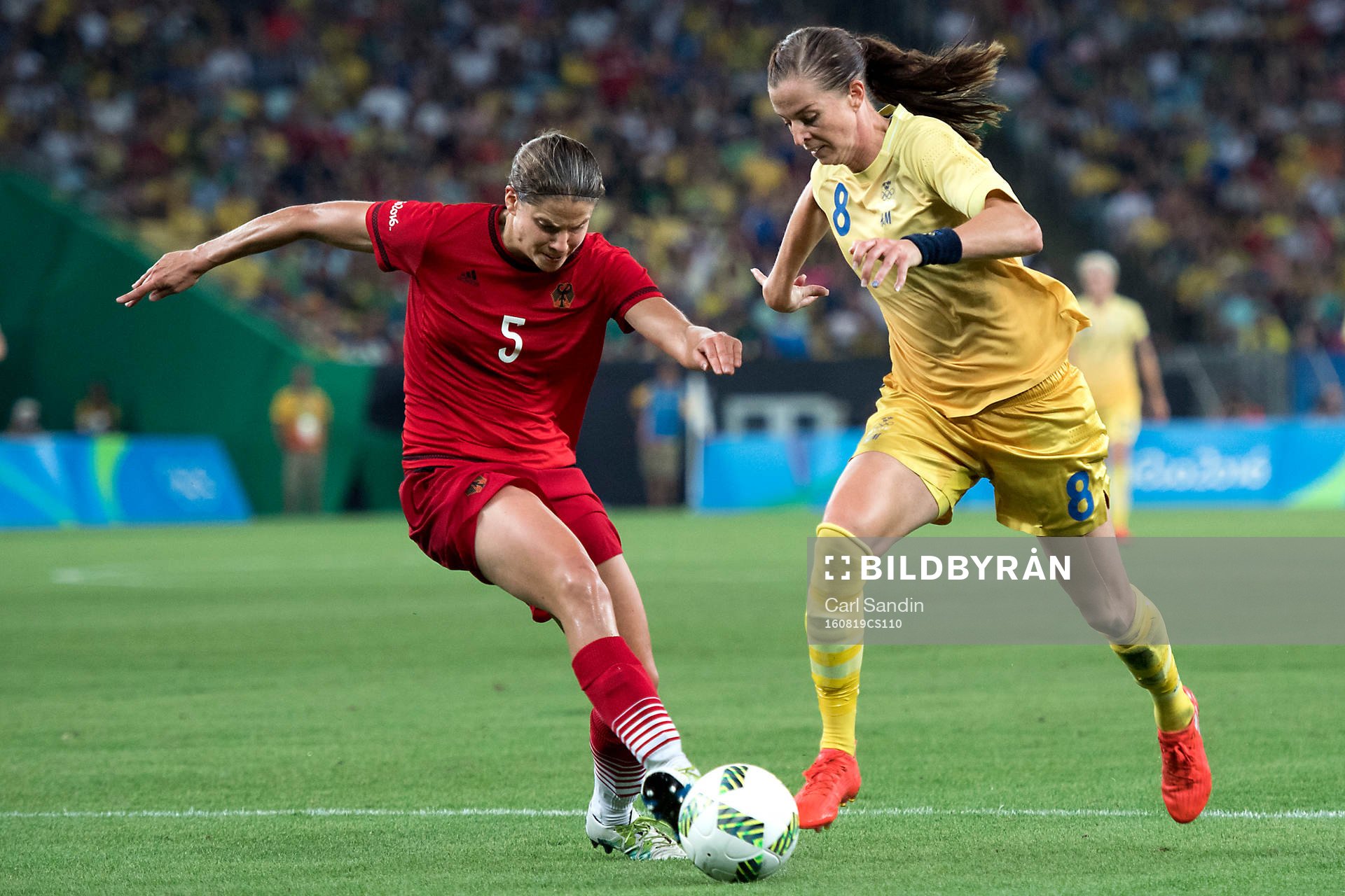 Tysklands Annike Krahn och Sveriges Lotta Schelin i