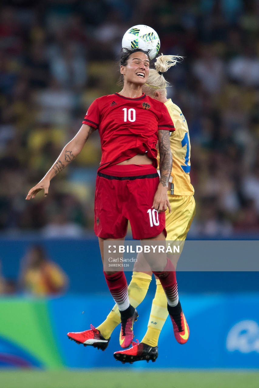 Tysklands Dzsenifer Marozsan i nickduell med Sveriges Caroline Seger i fotbollsfinalen mellan Sverige och Tyskland den 19 augusti 2016 under OS i Rio de Janeiro.