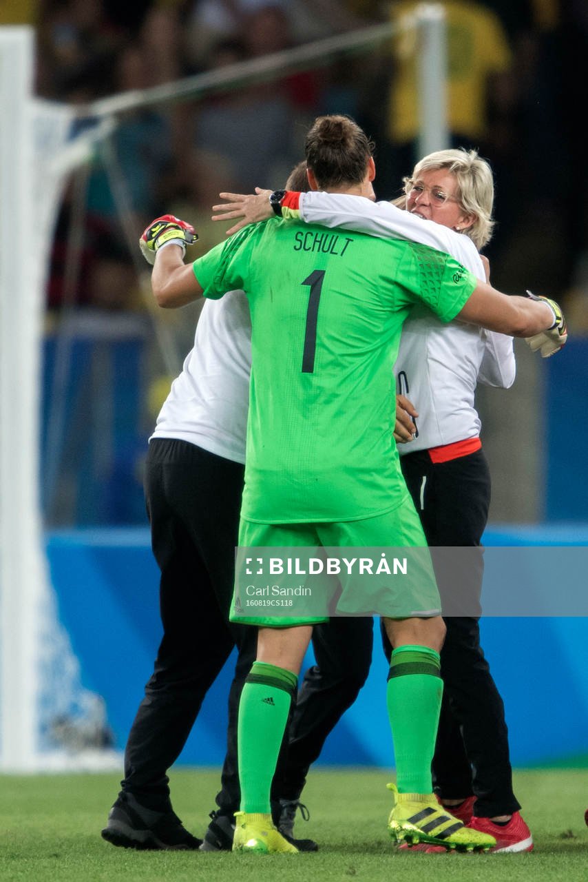 Tysklands förbundskapten Silvia Neid jublar