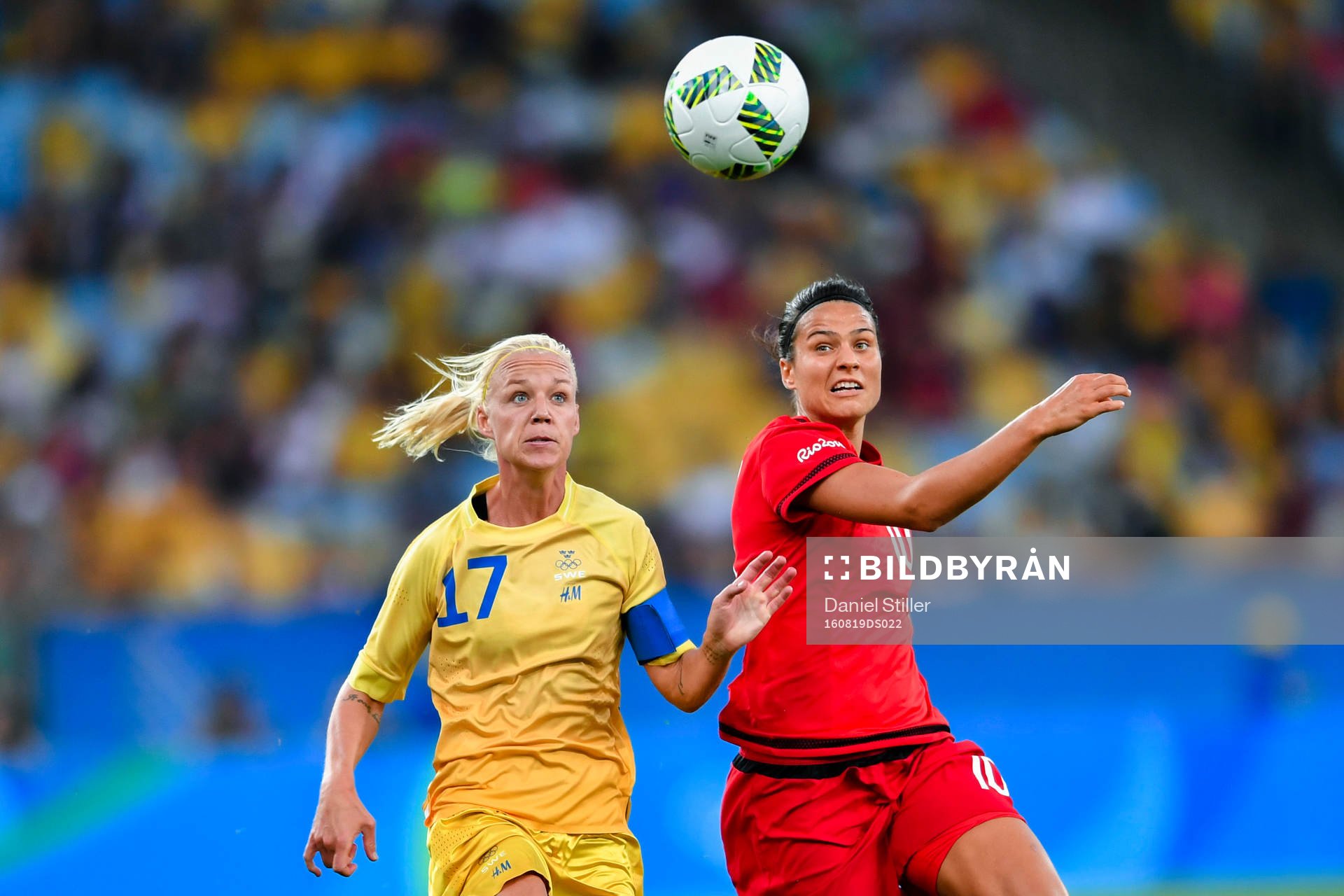Sveriges Caroline Seger och Tysklands Dzsenifer Marozsan i fotbollsfinalen mellan Sverige och Tyskland den 19 augusti 2016 under OS i Rio de Janeiro.
