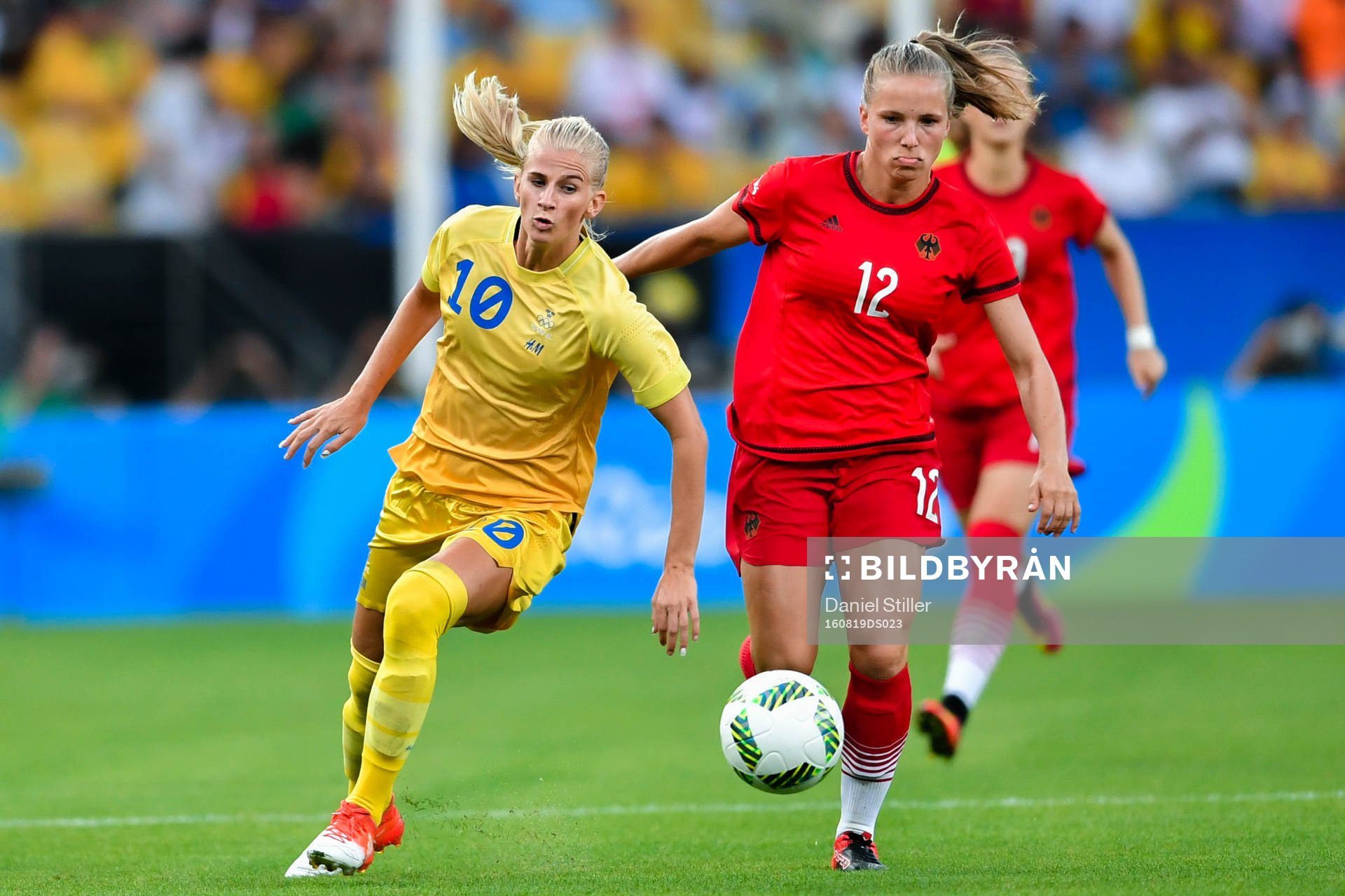 Sveriges Sofia Jakobsson och Tysklands Tabea Kemme i fotbollsfinalen mellan Sverige och Tyskland den 19 augusti 2016 under OS i Rio de Janeiro.