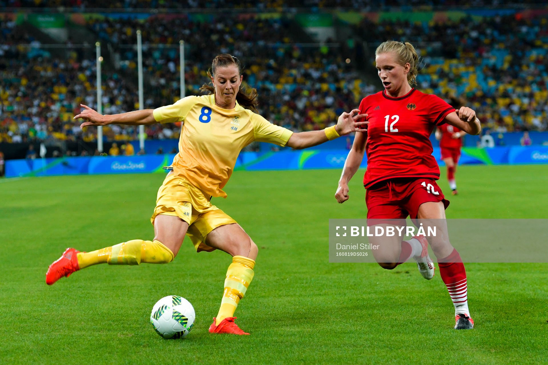 Sveriges Lotta Schelin och Tysklands Tabea Kemme i fotbollsfinalen mellan Sverige och Tyskland den 19 augusti 2016 under OS i Rio de Janeiro.