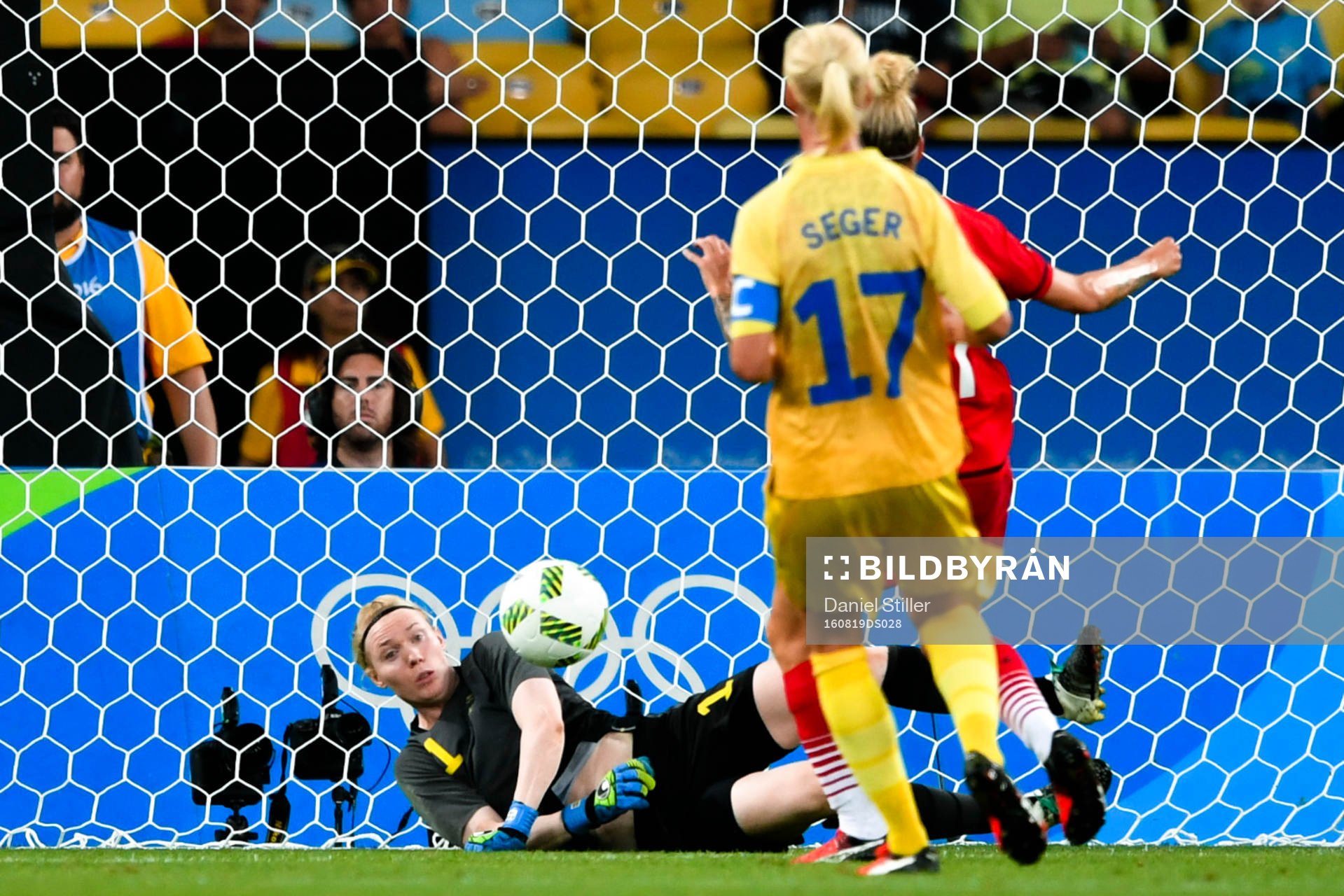 Sveriges målvakt Hedvig Lindahl räddar skott i