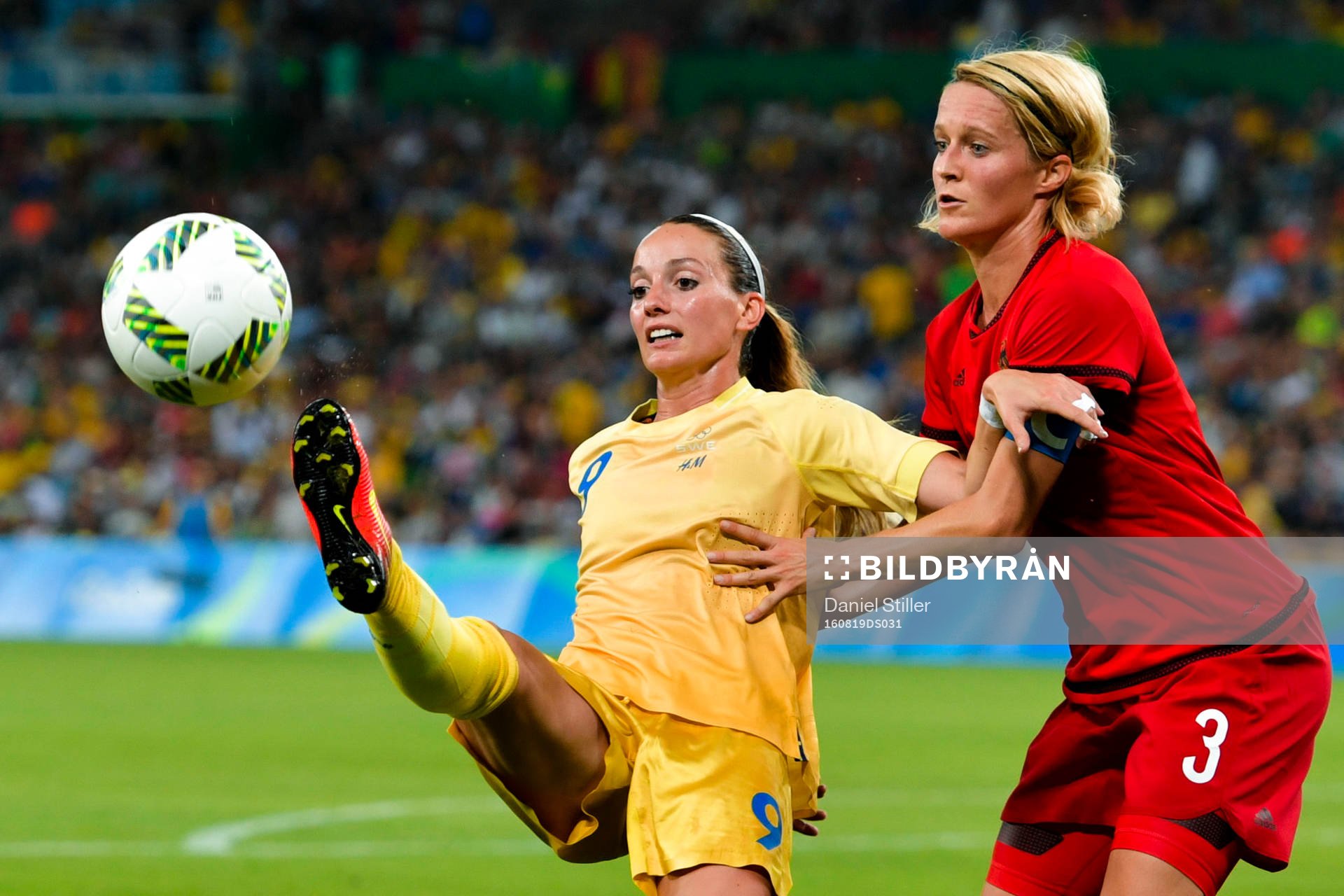 Sveriges Kosovare Asllani och Tysklands Saskia Bartusiak i