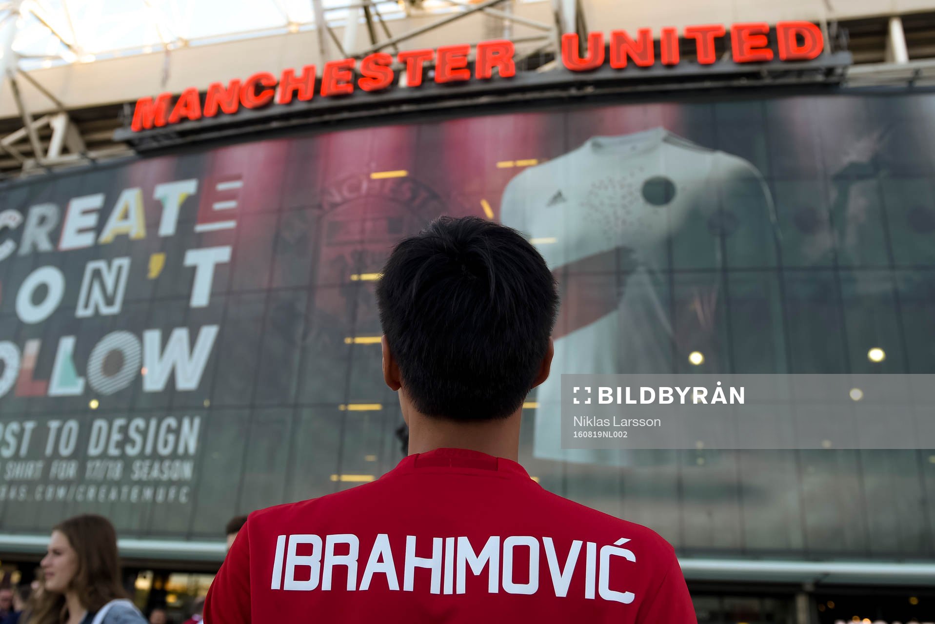 En supporter med Zlatan Ibrabihomic tröja utanför Old