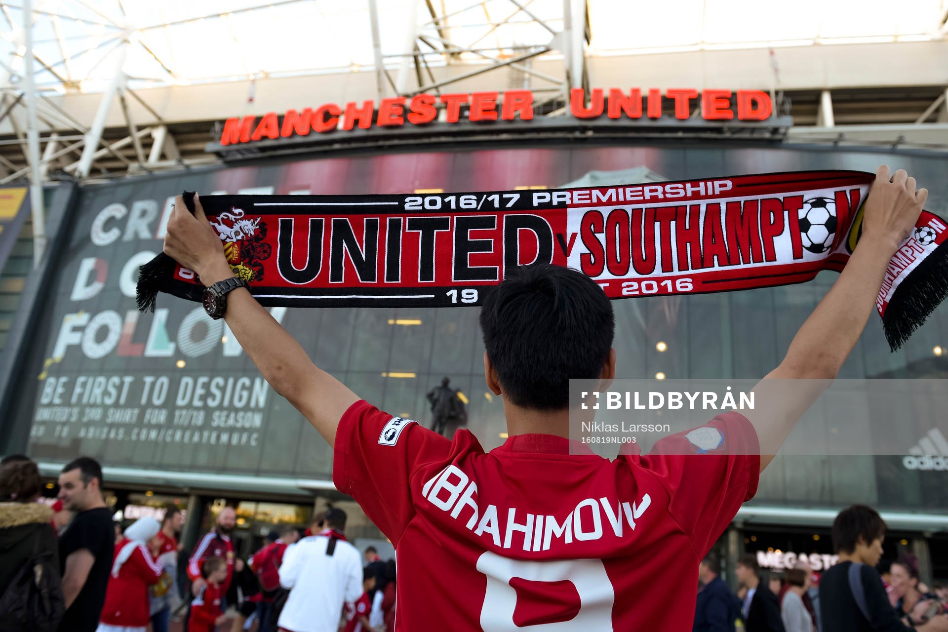 En supporter med Zlatan Ibrabihomic tröja utanför Old