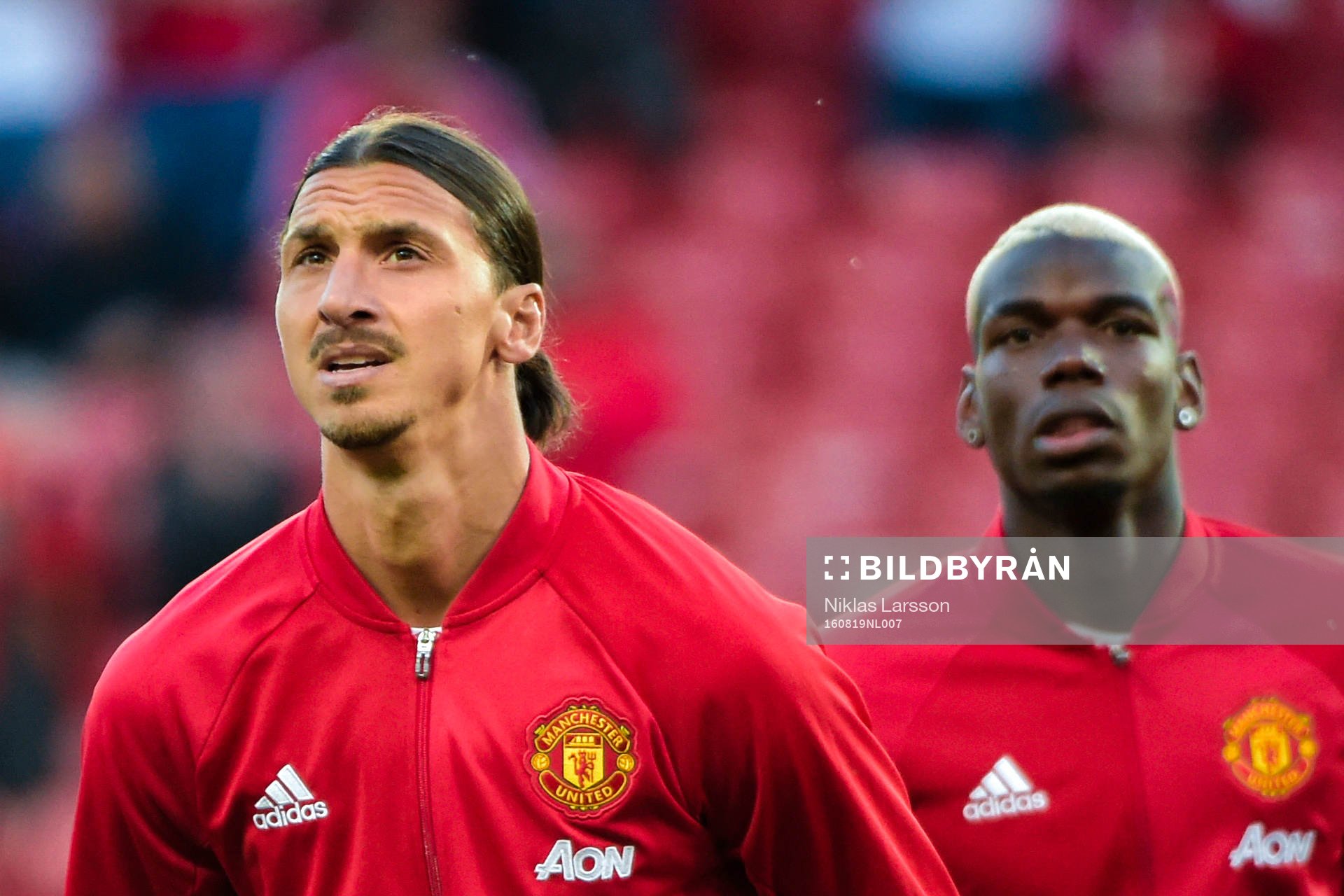 Manchester Uniteds Zlatan Ibrahimovic och Paul Pogba före